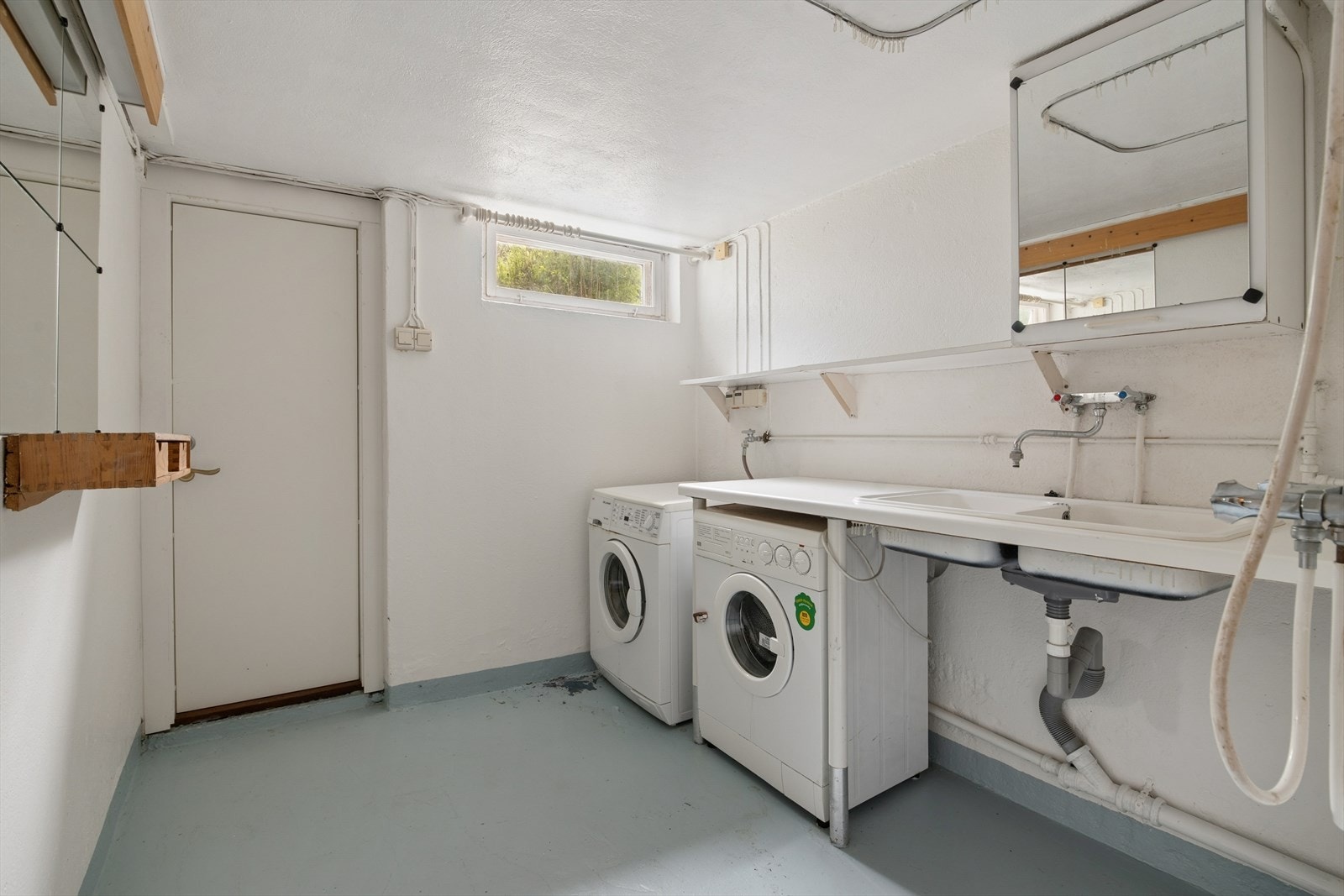 Vaskerommet har dør som leder ut til markterrassen på baksiden av huset. Det er også et toalett tilknyttet vaskerommet. Kjelleren har og to boder (ikke avbildet) Galleribilde