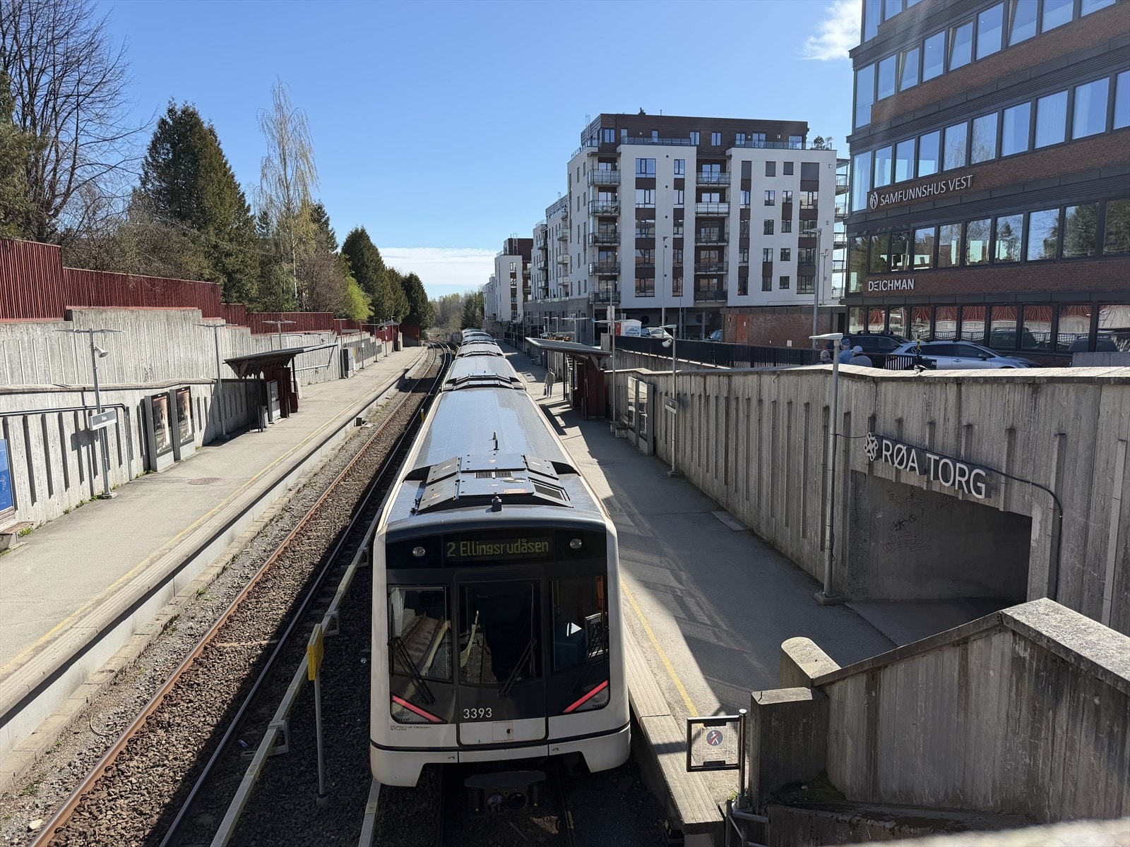 Røa T-bane tar deg rett til sentrum, og ligger bare noen minutters gange fra boligen Galleribilde