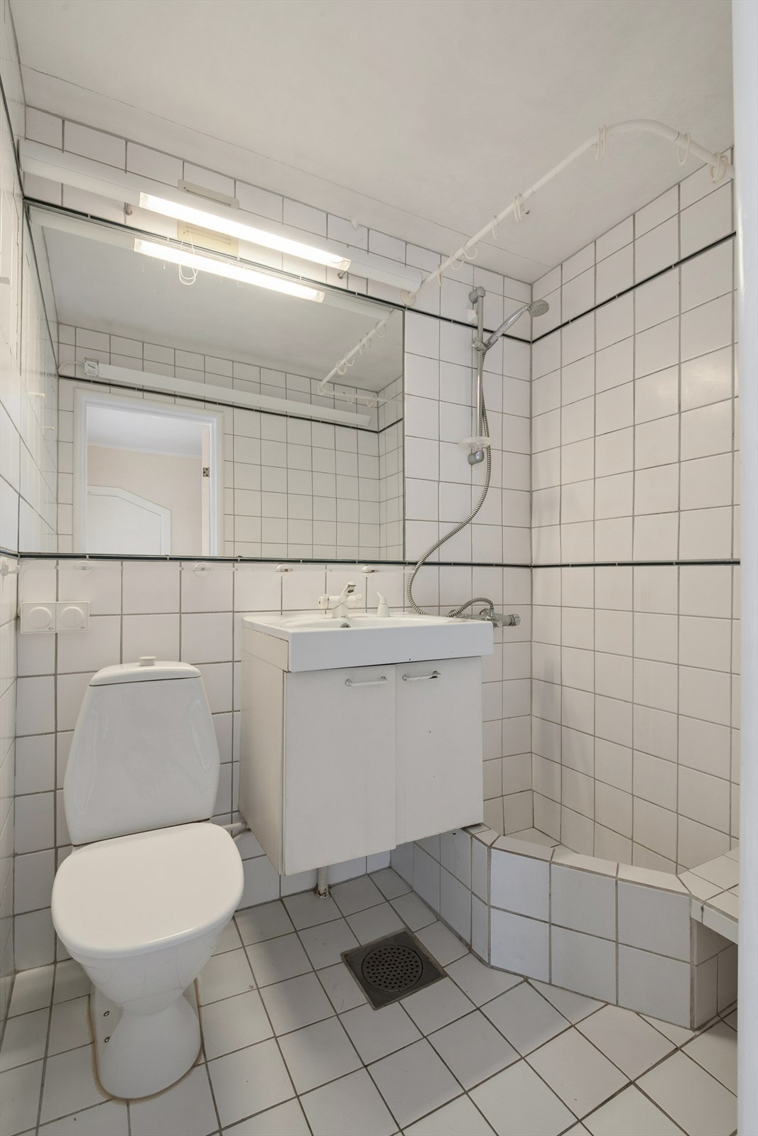 Baderommet har dusjsone og toalett. Galleribilde