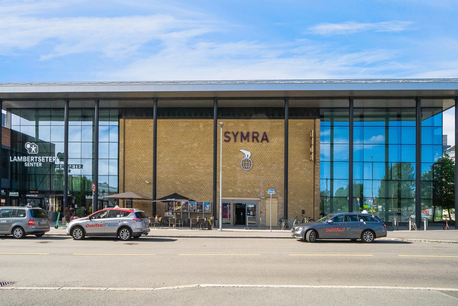 Lambertseter senter med Symra kino ligger en kort kjøretur unna med bil eller buss. Galleribilde