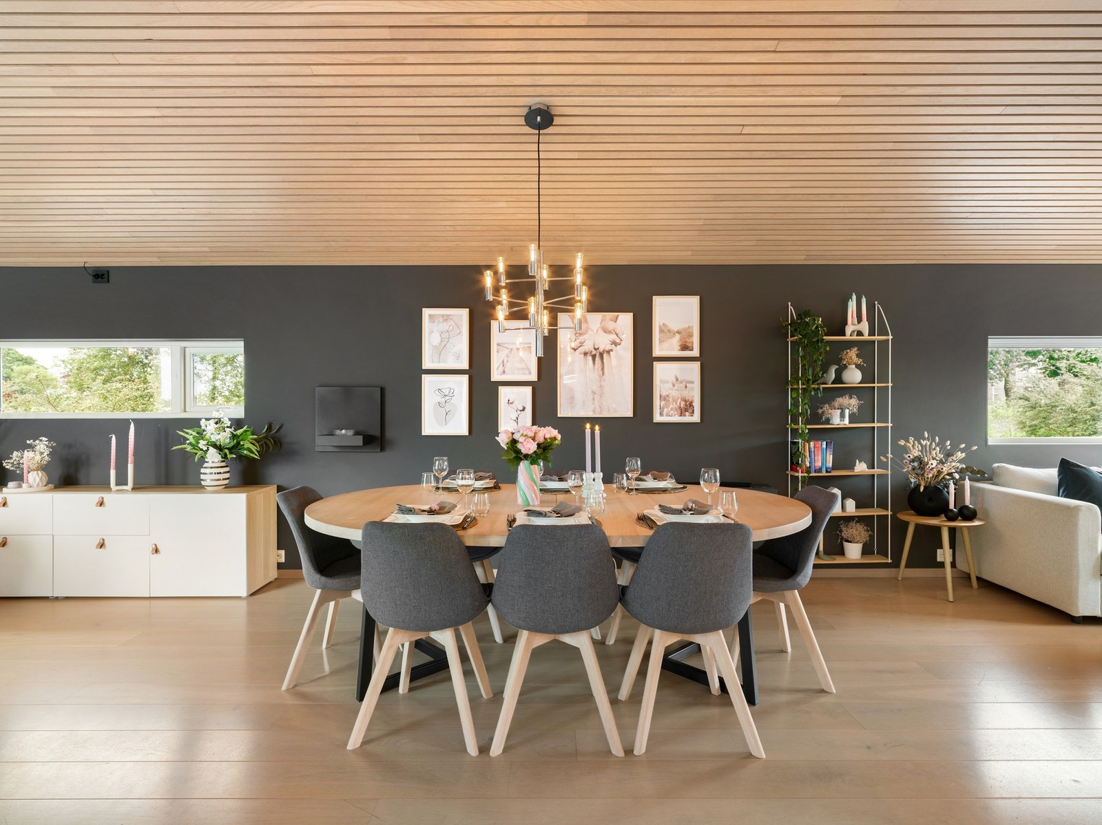 I stuen er det god plass til å dekke langbord Galleribilde