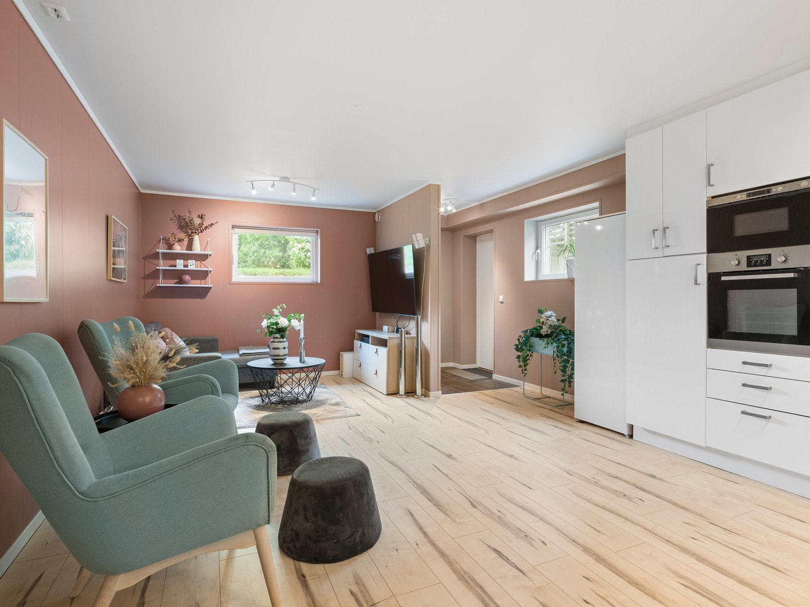 Boligens underetasje har mulighet for utleie hvor det er egen inngang, kjøkken, stue, to soverom og bad/vaskerom. Galleribilde
