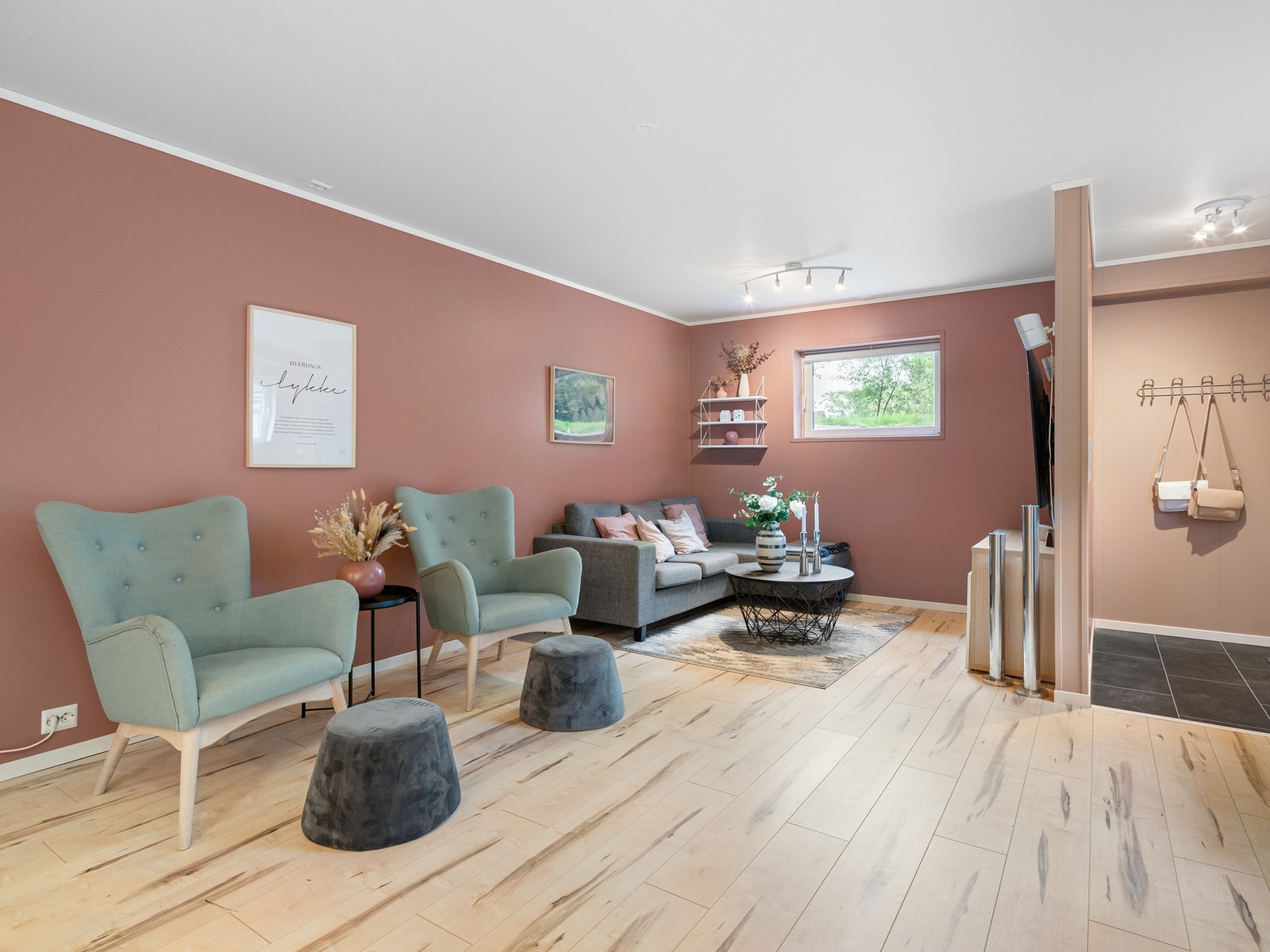 I underetasjen er det ei romslig stue/kjøkken med god plass til sofagruppe, bord, tv og diverse møblement. Galleribilde