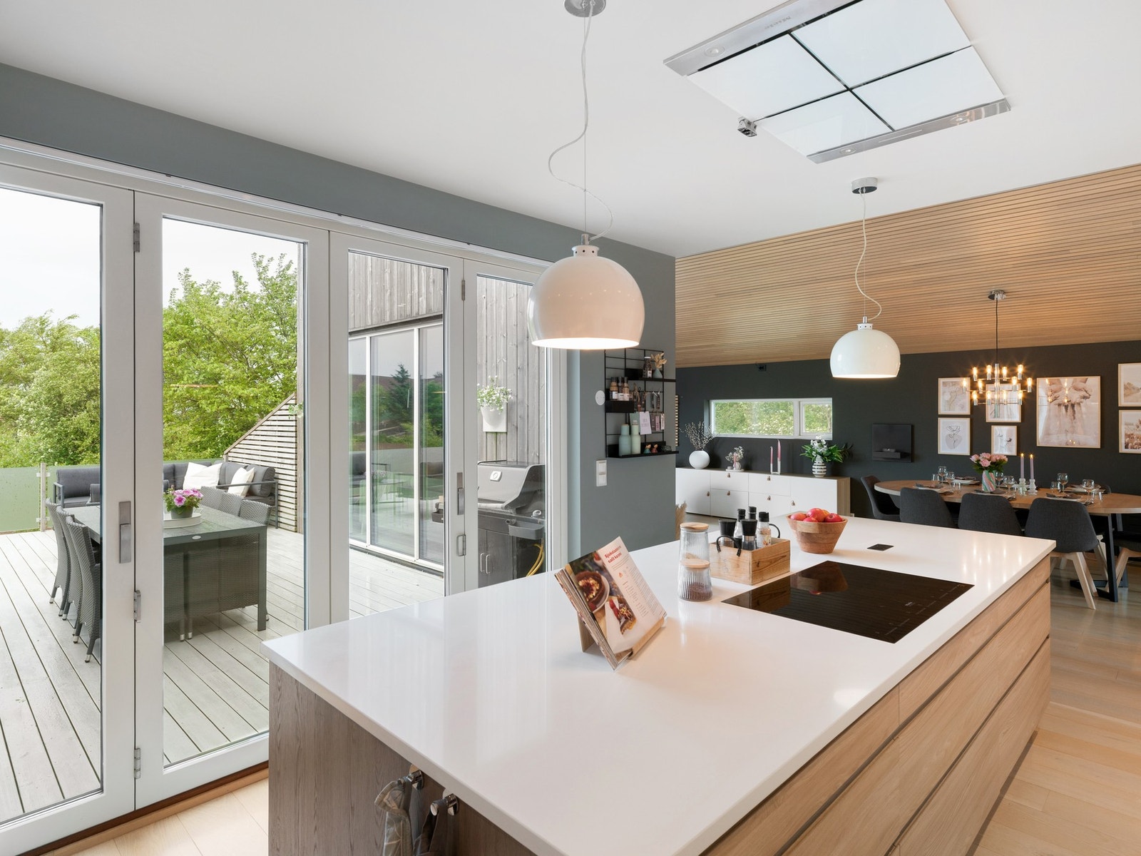 Fra kjøkken/stue er det direkte utgang til et lunt og skjermet terrasseområde som er en fin romforlengelse av stuen på varme dager. Galleribilde