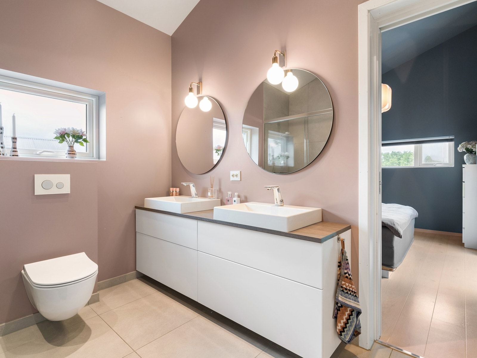 Videre er rommet utstyrt med dusj og vegghengt toalett. Galleribilde