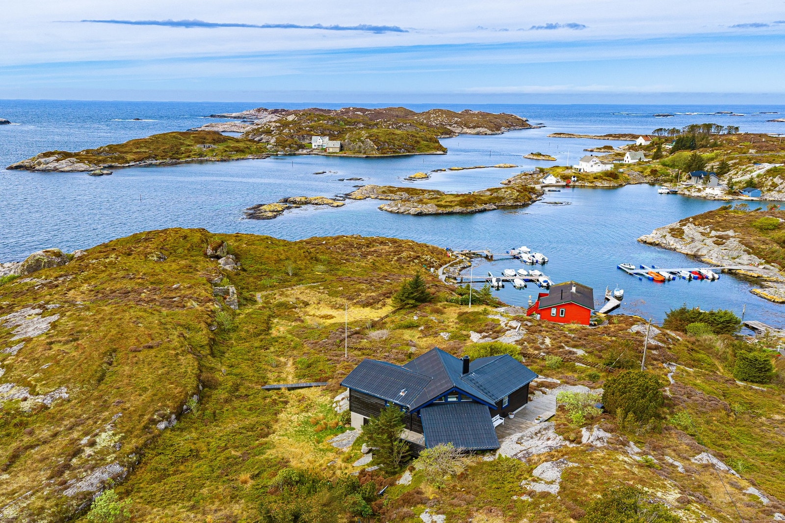 Majestetisk beliggenhet et steinkast fra marinaen. Her kan man nyte sol fra tidlig til seint med magiske solnedganger og urkraften i havet i høststormene. Galleribilde