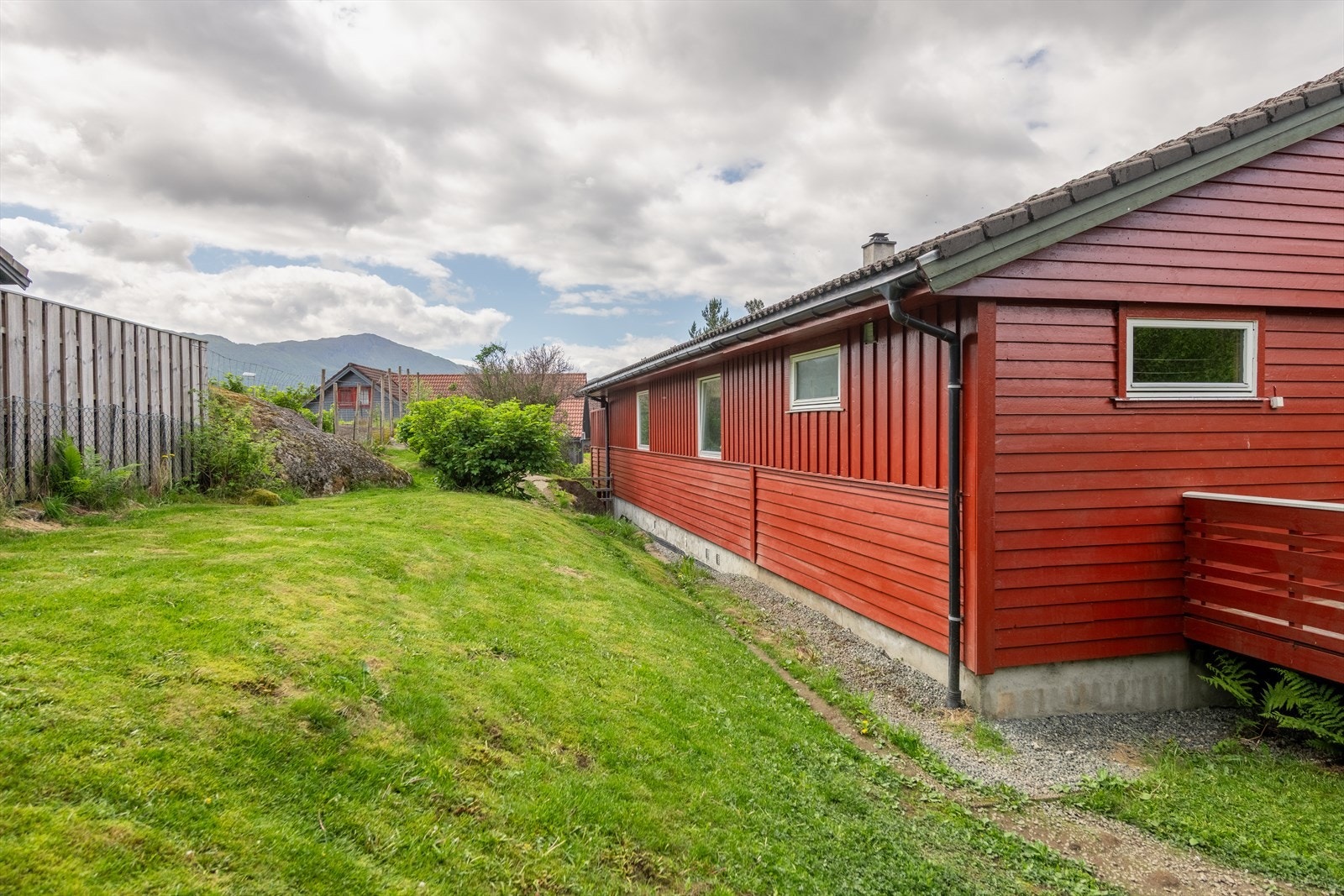 Her har du store grøntarealer på både baksiden og fremsiden av boligen. Galleribilde