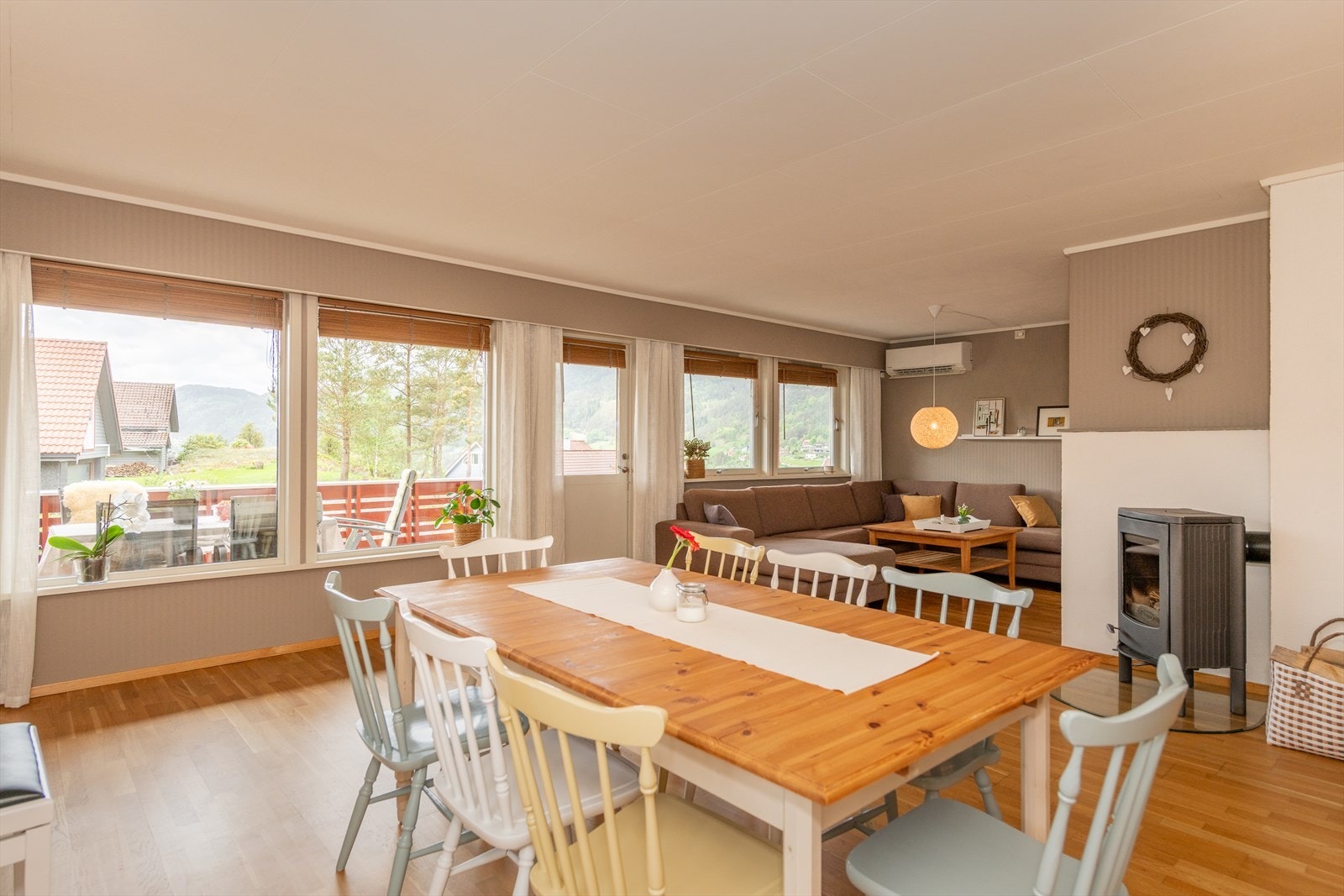 Boligen ønsker deg velkommen med en romslig stue som enkelt kan deles inn i to soner, en for hyggelig spisestue og en for en sofagruppe. Galleribilde