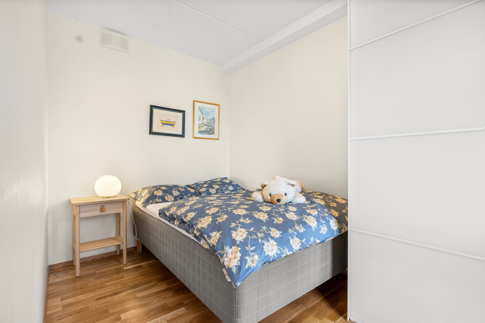 Leilighetens soverom måler 8 kvm og har god plass til dobbeltseng, nattbord, garderobeløsning og annet soveromsmøblement etter eget ønske. Skyvedørsgarderoben vil medfølge i handelen. Galleribilde