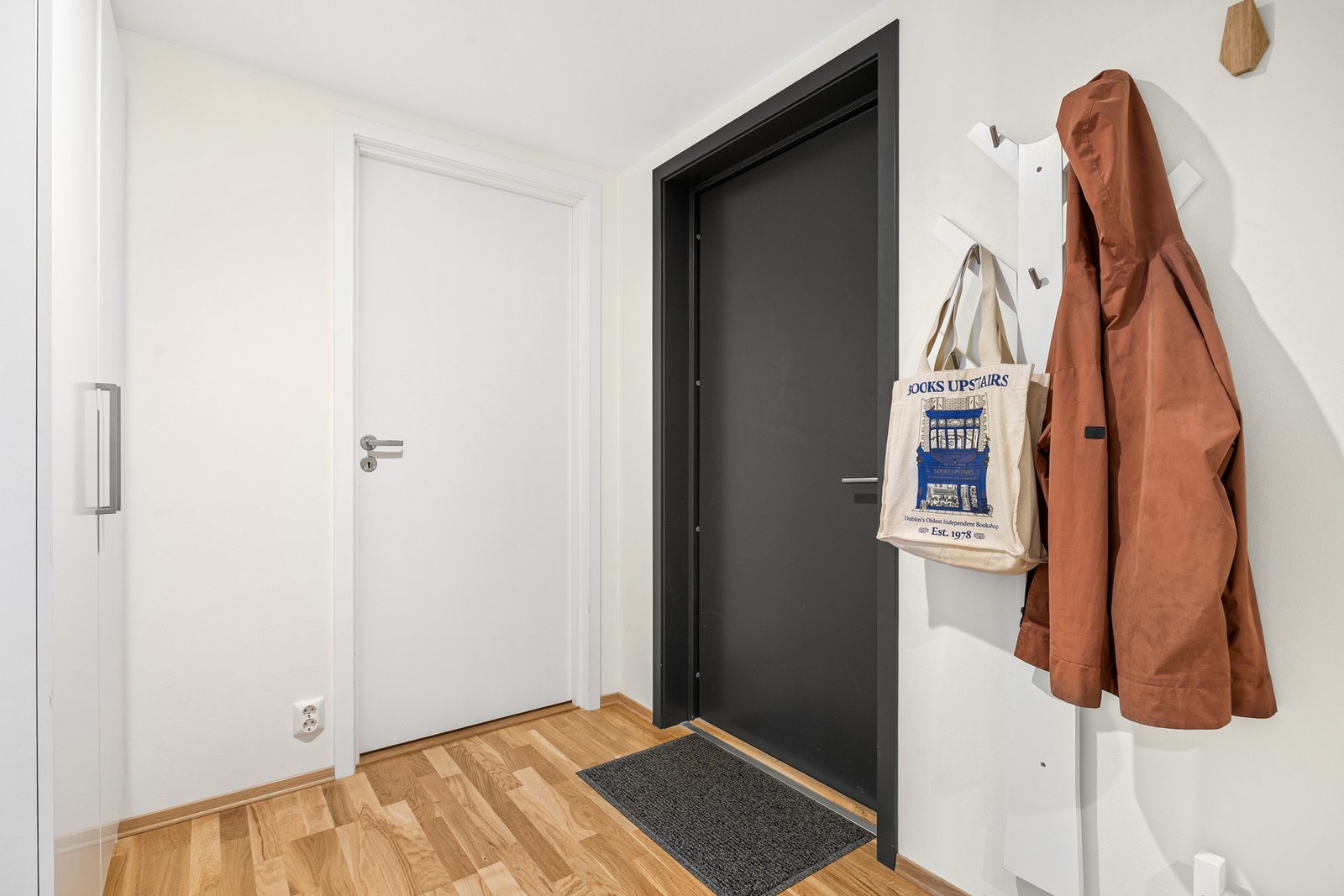 Velkommen inn! Entréen måler 5 kvm og har gode muligheter for oppbevaring av sko og oppheng av yttertøy. Garderobeskapet i entré vil medfølge i handelen. Galleribilde
