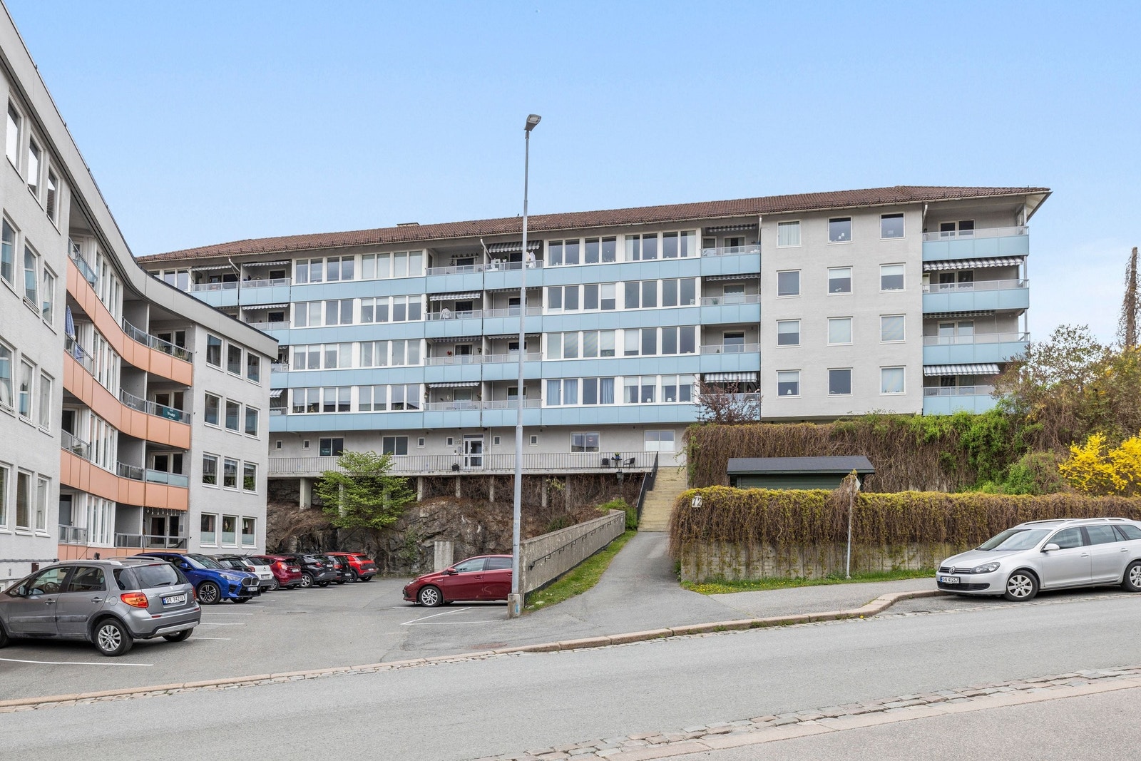Lindtruppen AS består av et velholdt boligaksjeselskap fordelt på to blokker Lindtruppbakken nr. 10 og nr. 12. Galleribilde