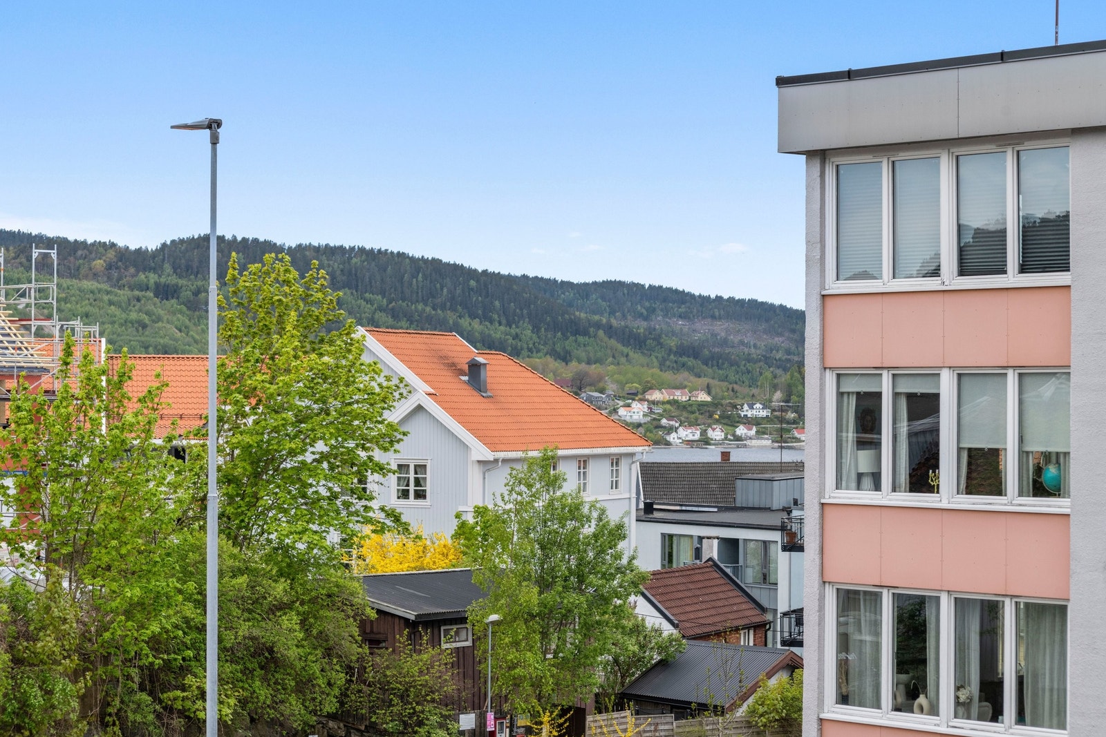 Fra vinduene er det utsikt mot fjorden og båtene som passerer. Galleribilde