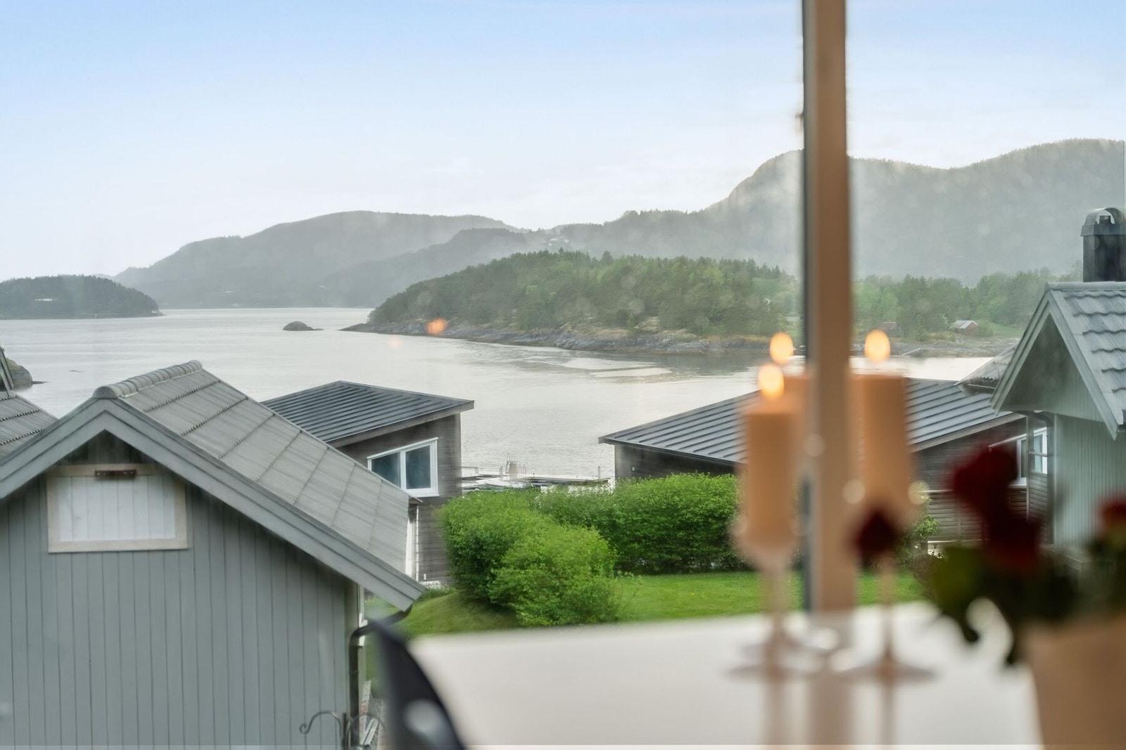 Store vindusflater som sørger for godt med naturlig lys, og muligheten for å nyte den fine utsikten. Galleribilde