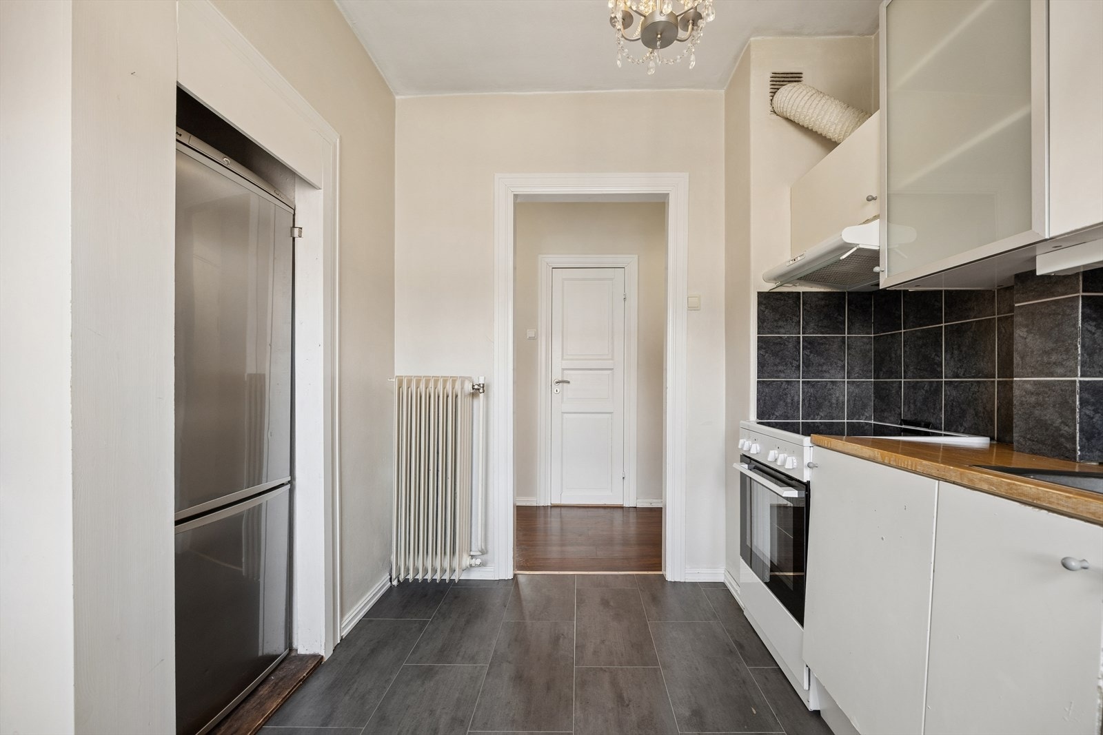 Leiligheten varmes opp med vannbåren varme via radiatorer, som er en del av felleskostnadene. Galleribilde