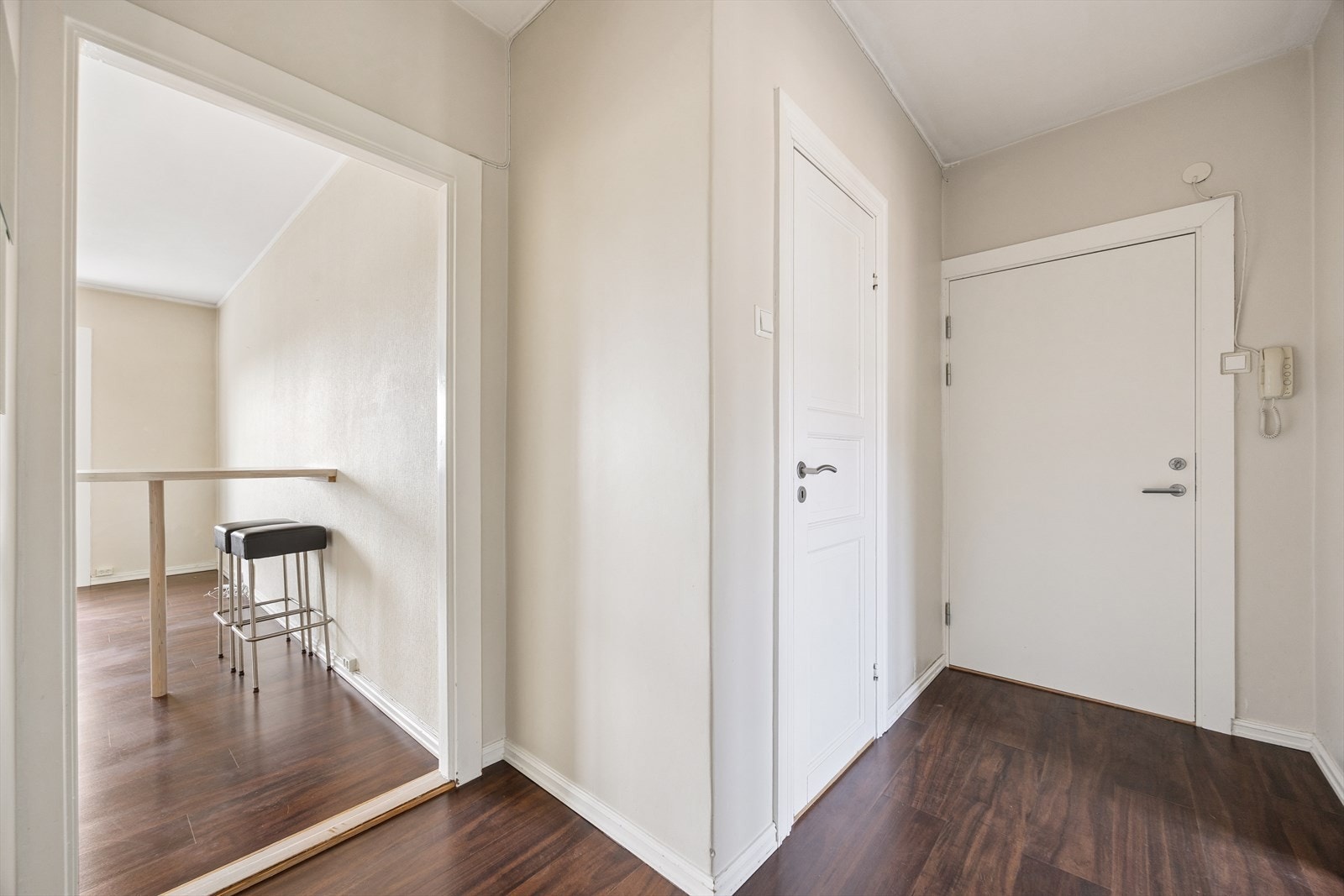 Entré med plassbygd garderobe. Leiligheten disponerer også en kjellerbod på ca. 5 m² for ekstra lagring. Galleribilde