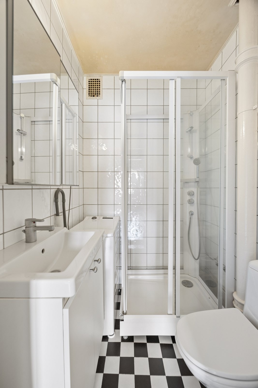 Badet har gulvstående toalett og vannbåren varme i radiatorer. Galleribilde