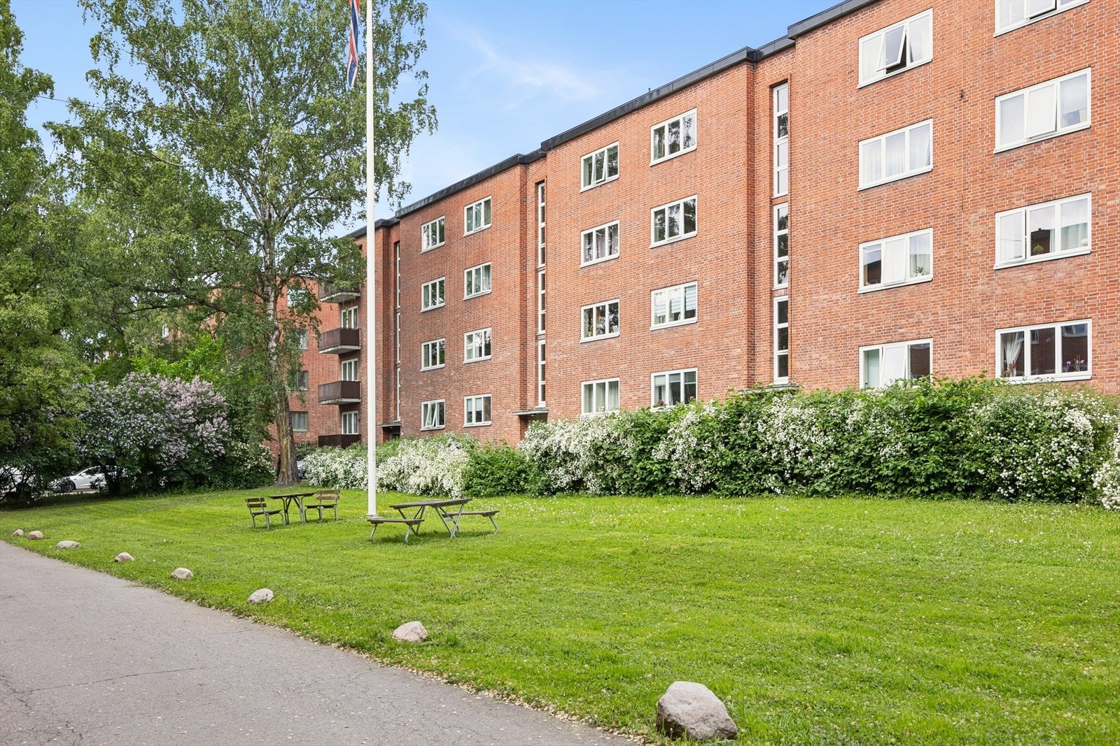 Sameiet har velholdte fellesarealer med sittegrupper og fellesvaskeri. Galleribilde