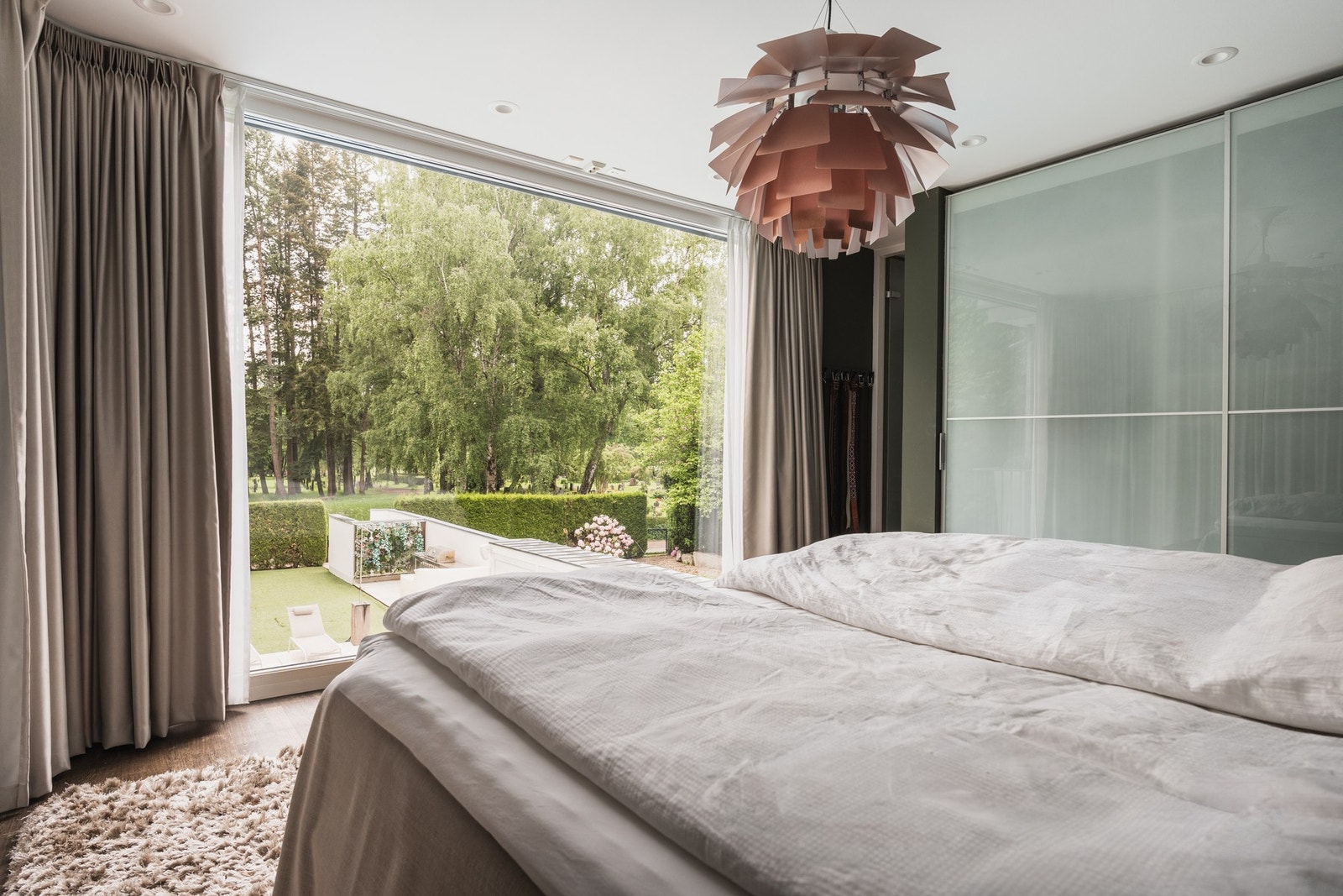 Skyvedørsgarderobe på hovedsoverommet gir rikelig med oppbevaringsplass. Galleribilde