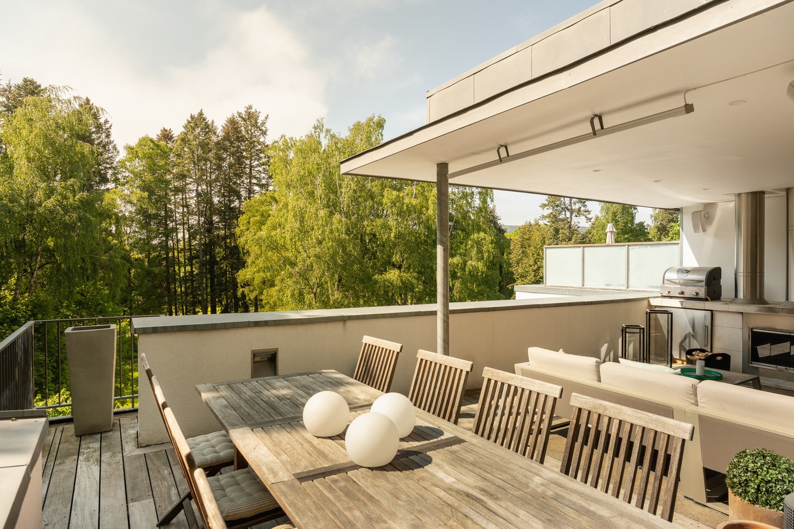 Fra takterrassen er det utsyn over de grønne, rolige omgivelsene. Galleribilde