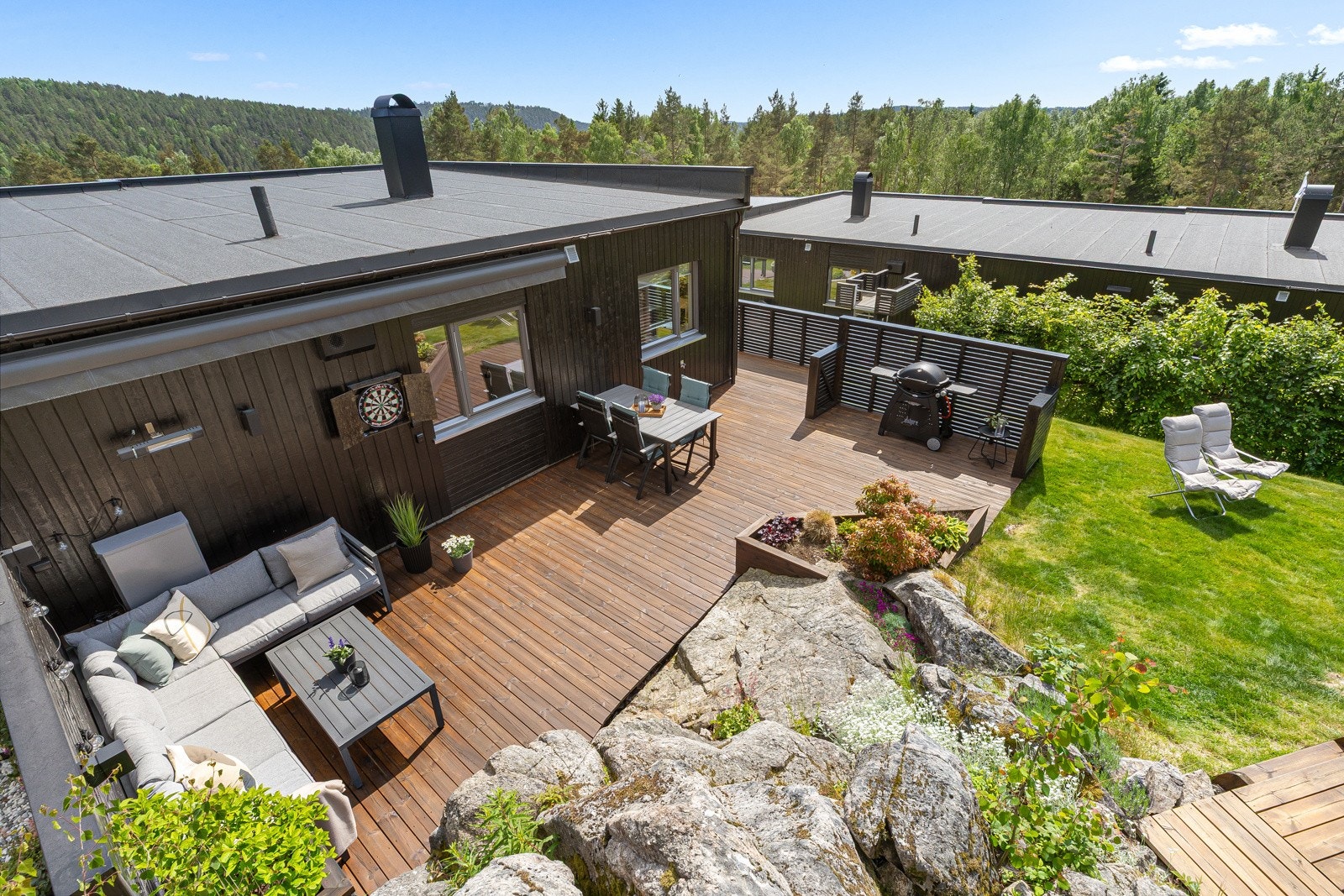 Stor terrasse med god plass til både spisegruppe og lounge Galleribilde