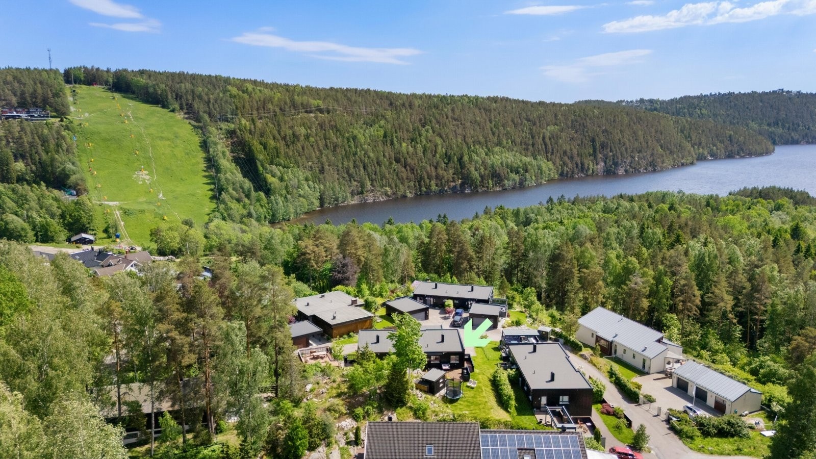 Boligen ligger i barnevennlige omgivelser, rett ved nydelig turterreng og fine badeplasser Galleribilde