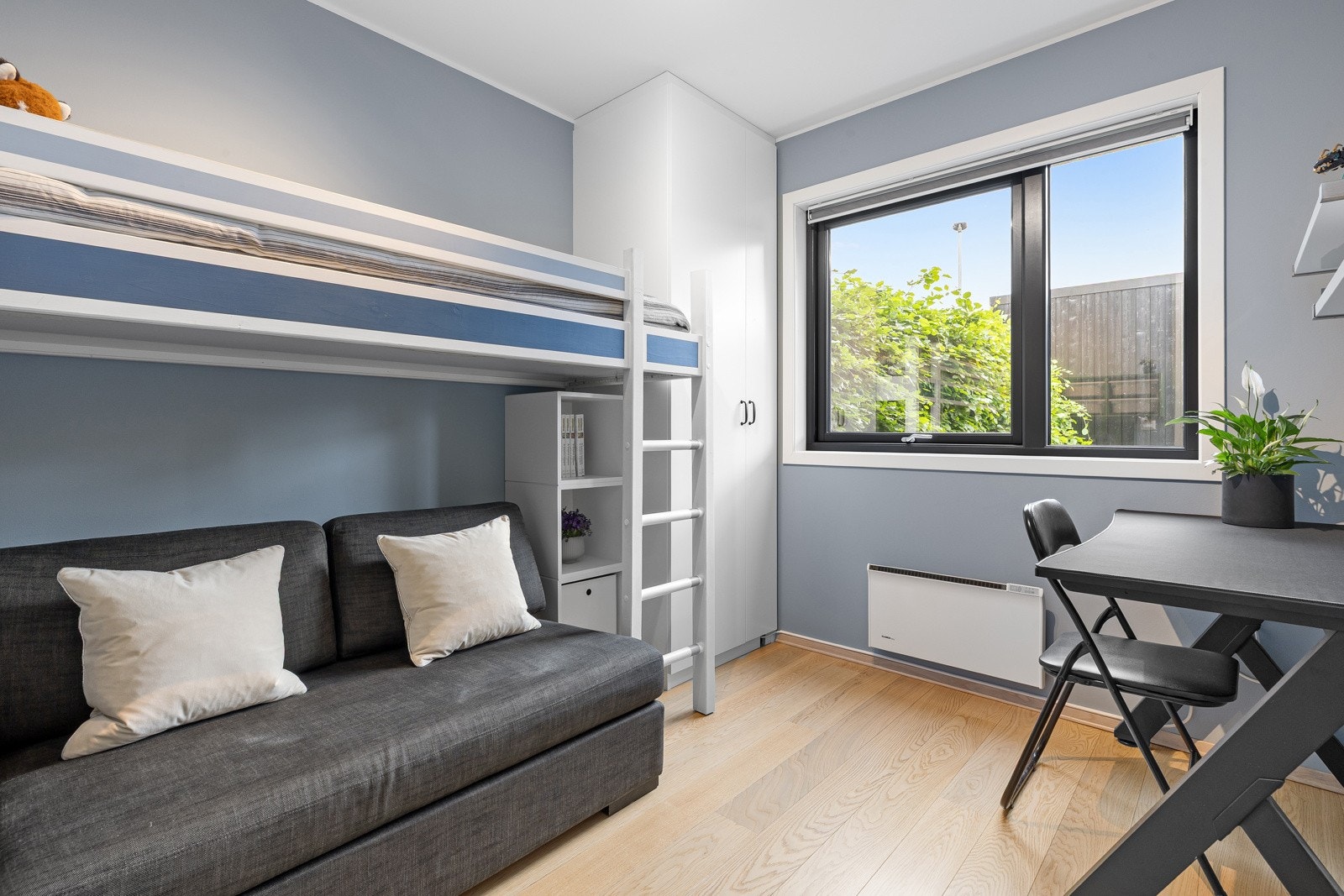 Soverom 2: Soverom med plass til seng, garderobe og oppbevaring Galleribilde