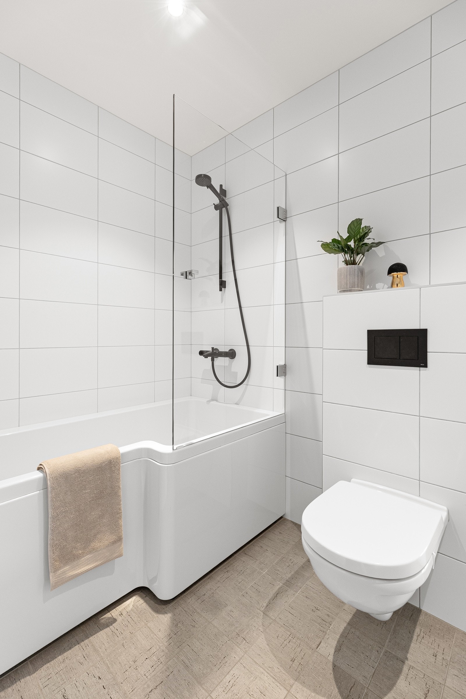 Bad i 1. etasje med badekar og dusjløsning Galleribilde