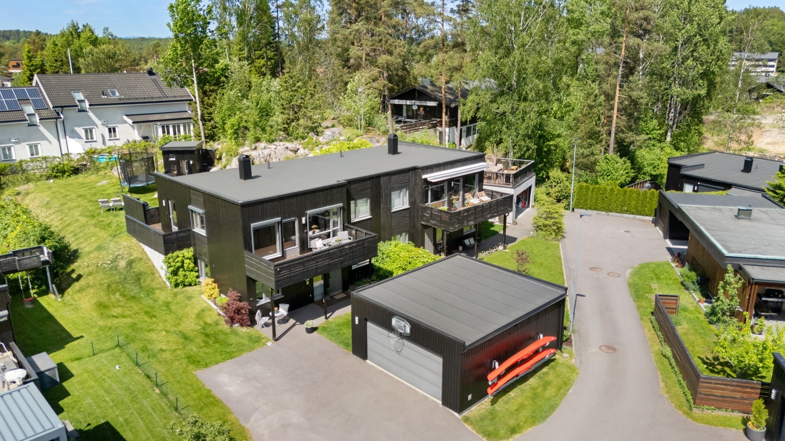 Rolig og attraktiv beliggenhet i blindvei med gode solforhold, romslige uteområder og egen dobbelgarasje. Galleribilde