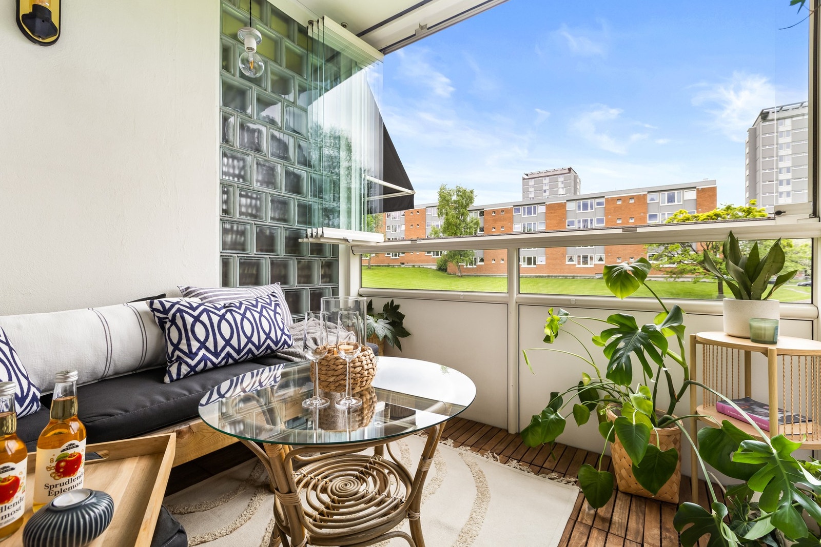 Solrik innglasset sydvestvendt balkong Galleribilde