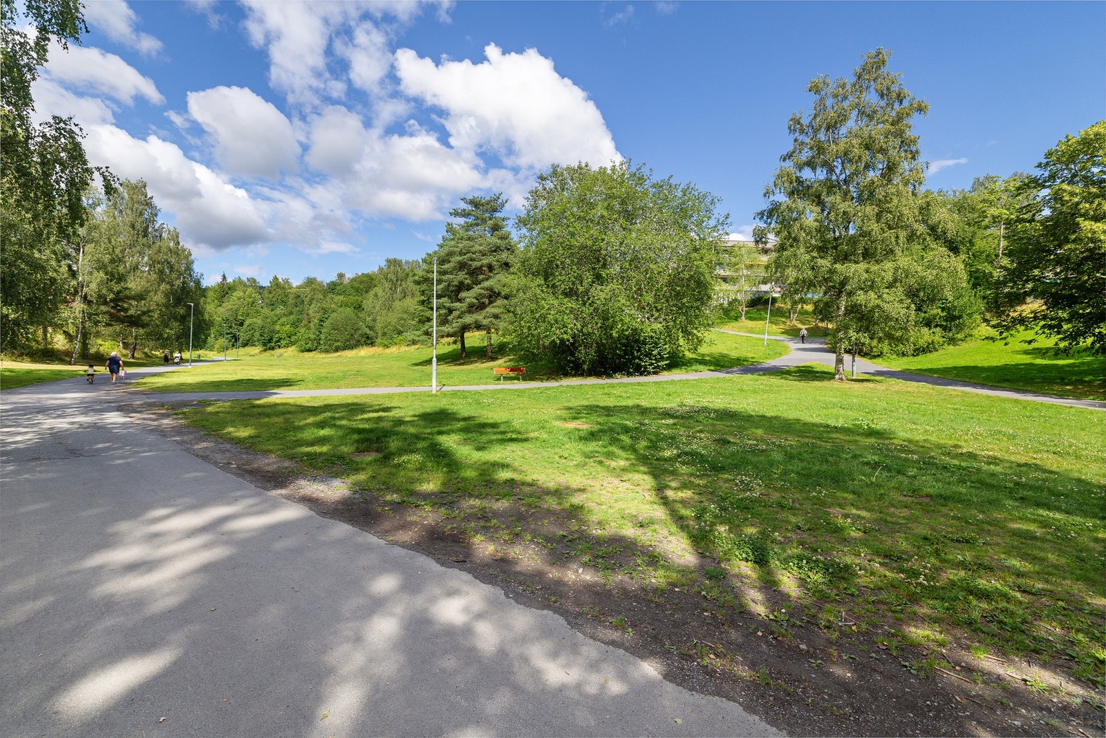 I umiddelbar nærhet finner du Mærradalen med fine turstier i sommerhalvåret og preparerte løyper om vinteren opp til Bogstad og Marka. Galleribilde