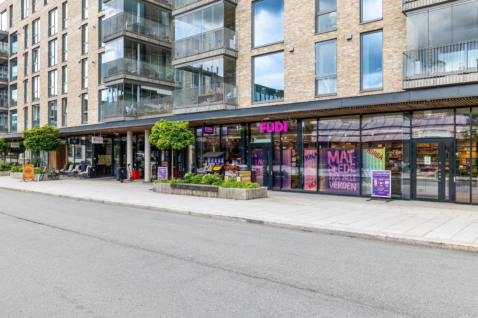 Her finner du også en flott Coop Mega butikk, postkontor og vinmonopolet. Galleribilde