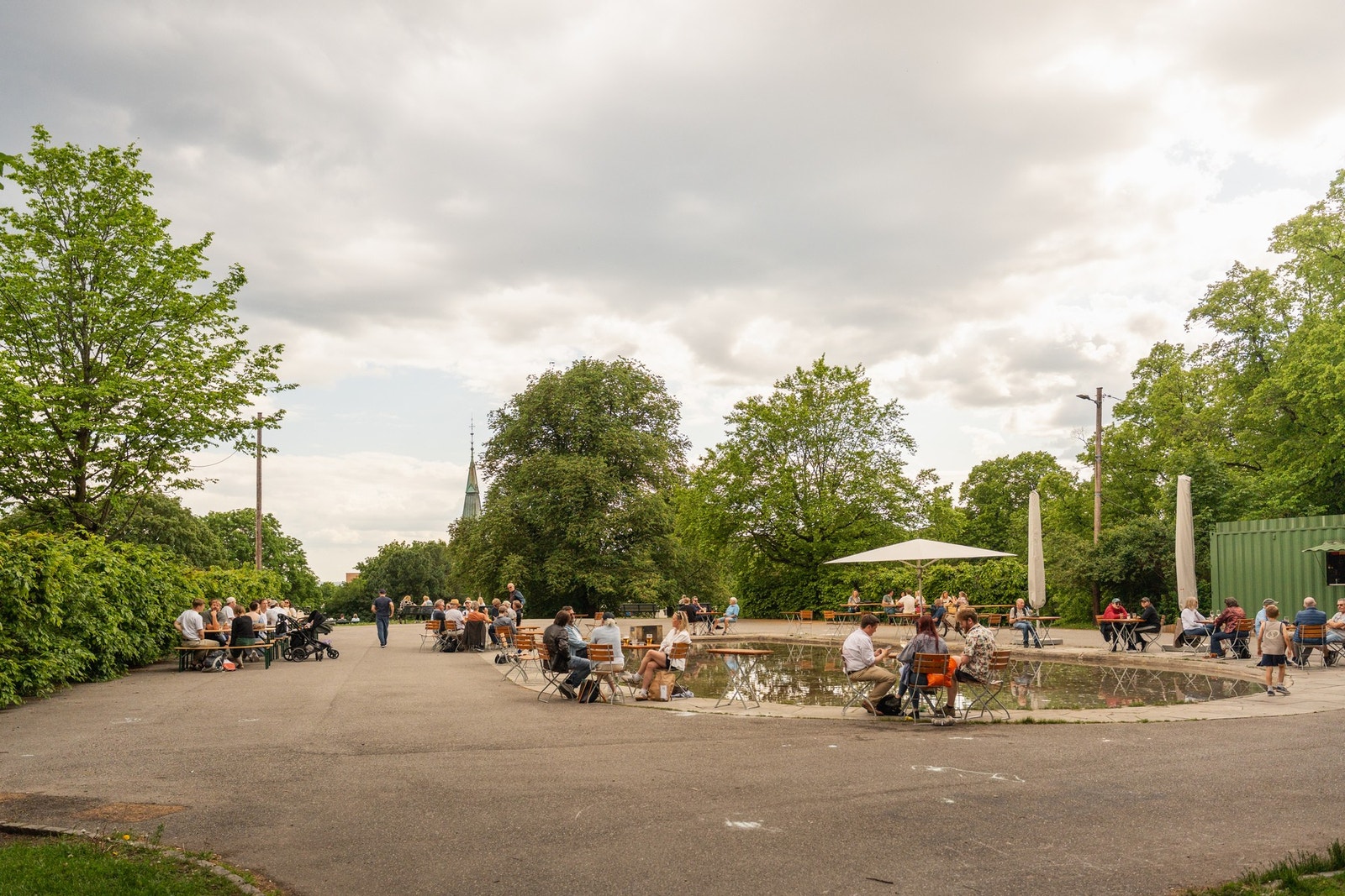 Rundt vannspeilet er det servering i sommerhalvåret. Galleribilde