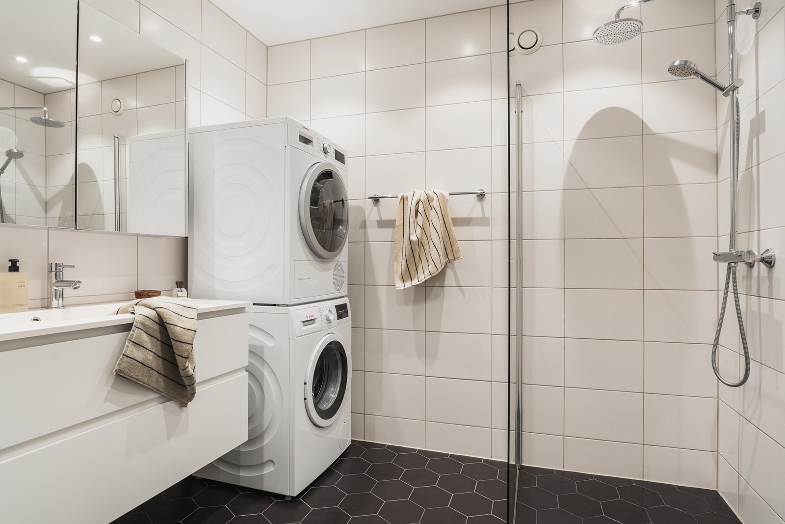 Badet er romslig og holdt i lyse toner som gir god romfølelse. Varmekabler i gulv. Galleribilde
