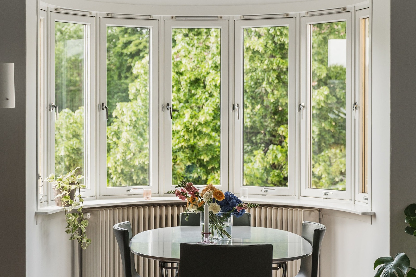 Stuen har et karakteristisk karnappvindu. Galleribilde