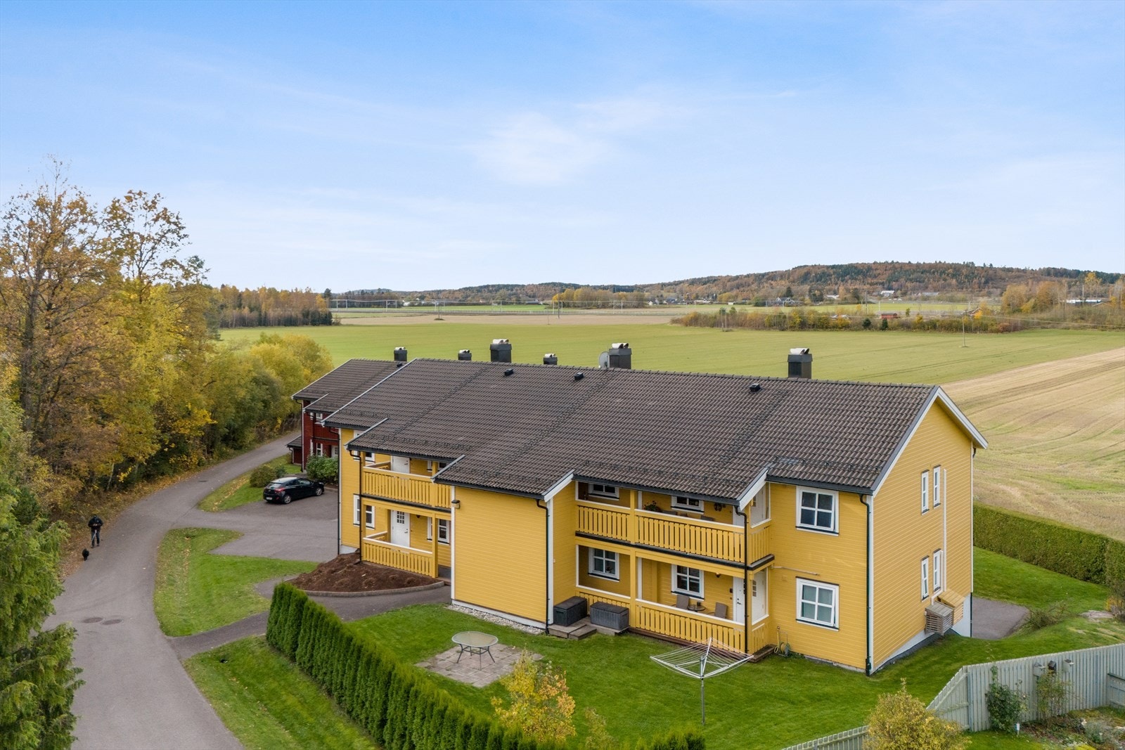 Tomten er felles i borettslaget og er pent opparbeidet med hage og felles gjesteparkeringsplasser Galleribilde