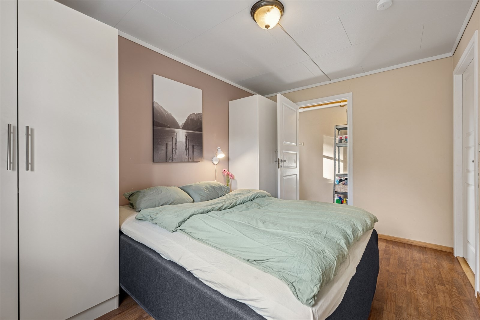 Det er godt med oppbevaring i bod/walk-in garderobe samt klesskap Galleribilde
