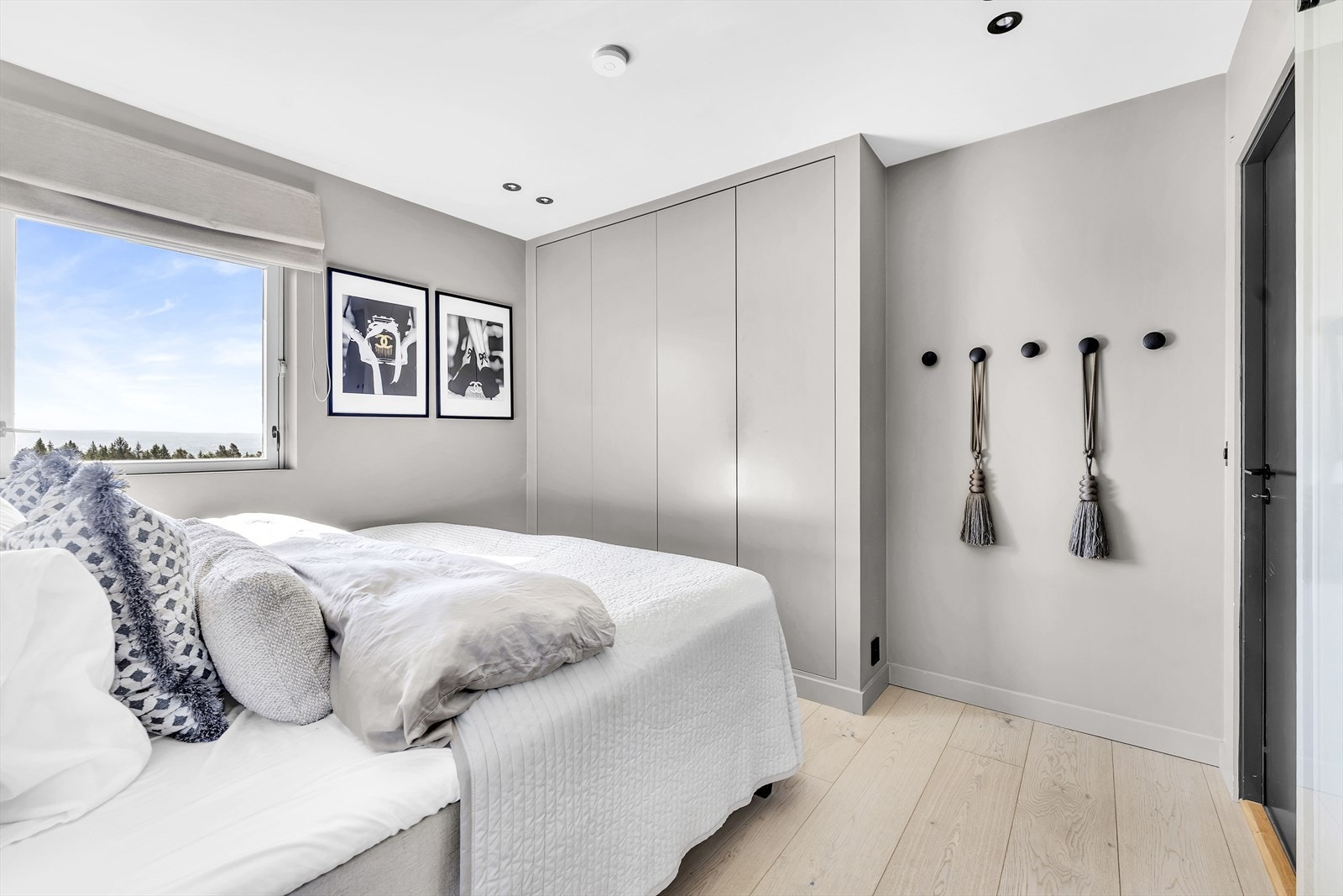 Rommet har godt med skapplass og delikate downlights med dimmer. Galleribilde