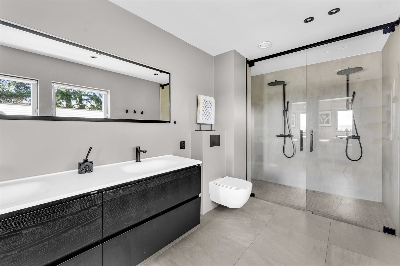 Badet er utstyrt med dobbeldusj, praktisk og ikke minst veldig hyggelig. Galleribilde