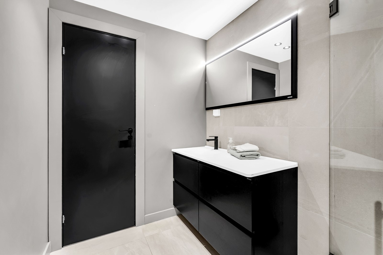 Badet i kjelleren er lekkert og med samme fliser som badet oppe og i hybeldelen. Galleribilde