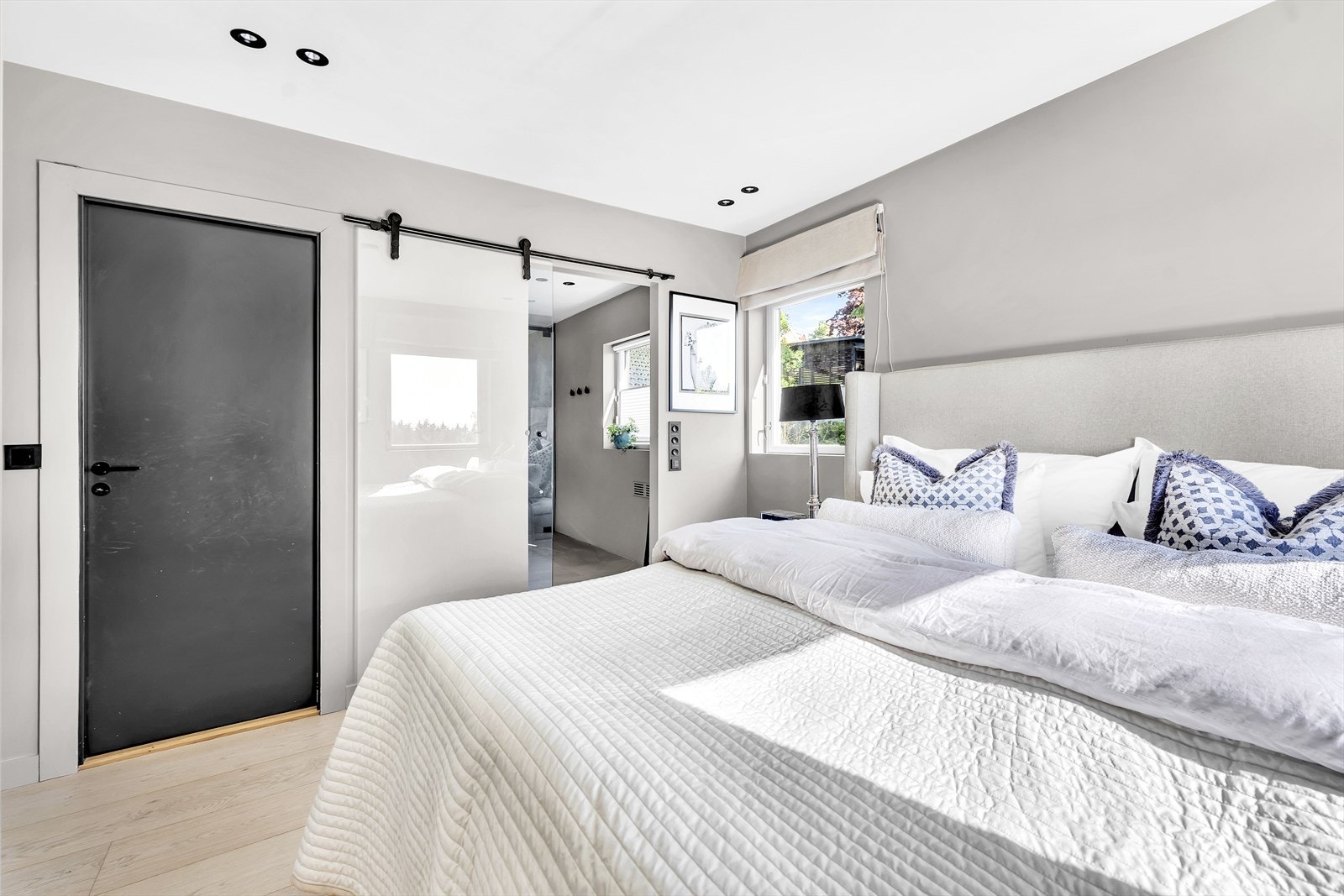 Stilig skyvedør i glass til stort én suite bad. Galleribilde