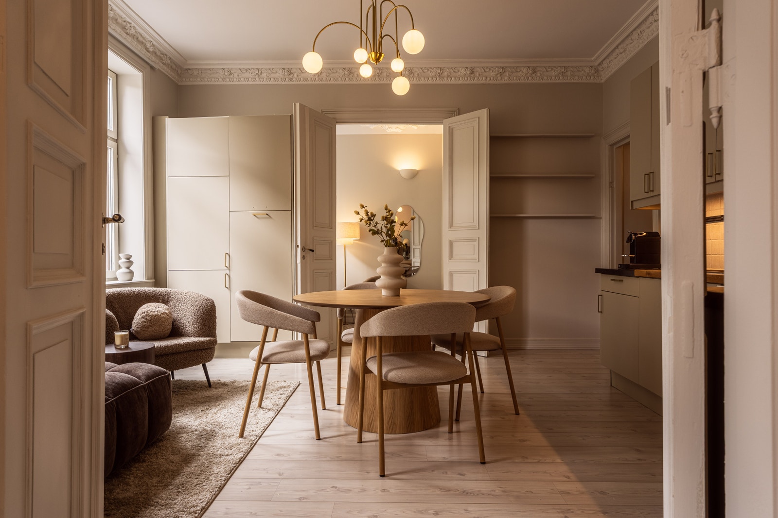 Hotellfølelsen i hverdagen. Harmonisk romfølelse, gjennomoført belysning og materialvalg. Galleribilde