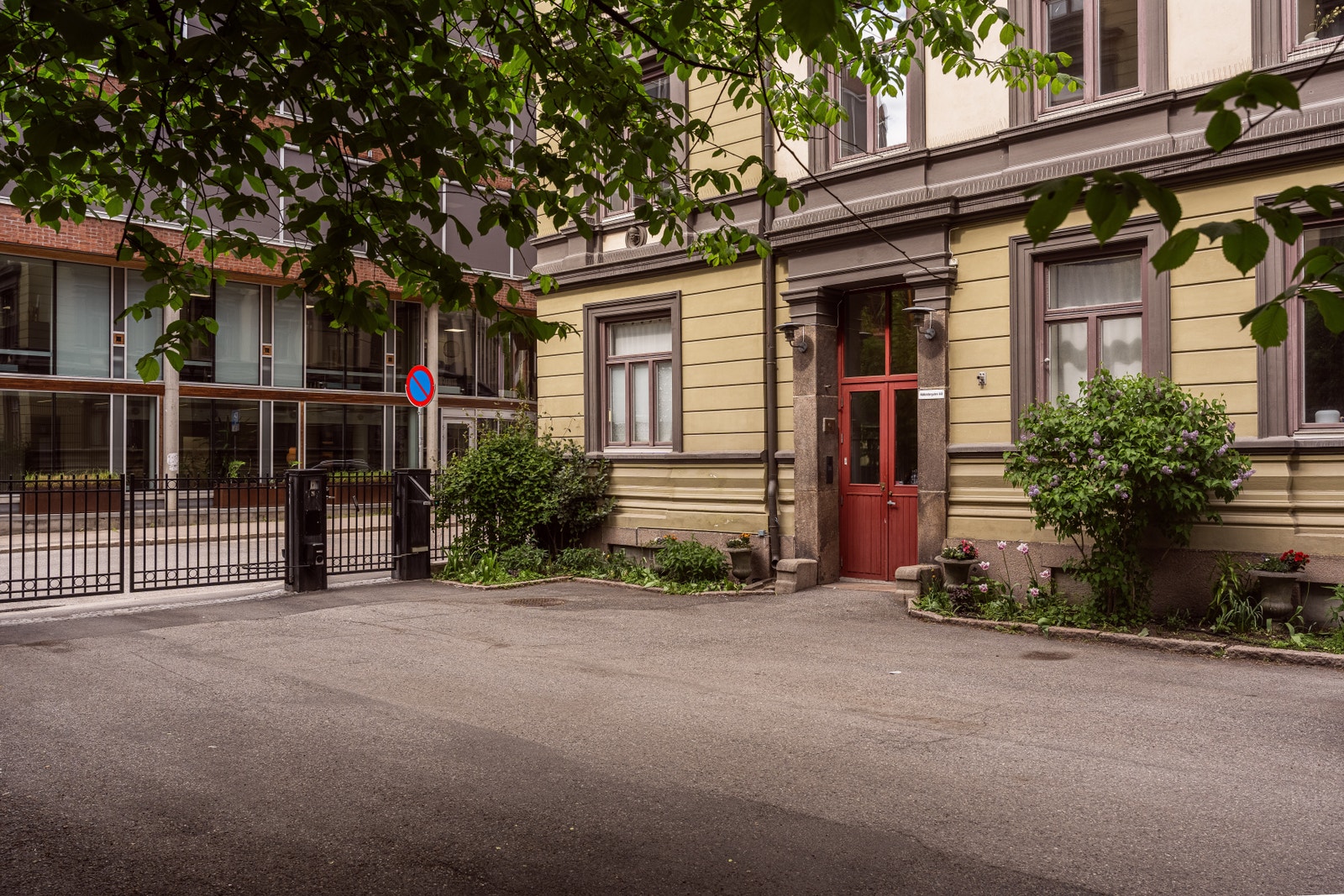 Lukket og skjermet bakgård med portadgang. Galleribilde