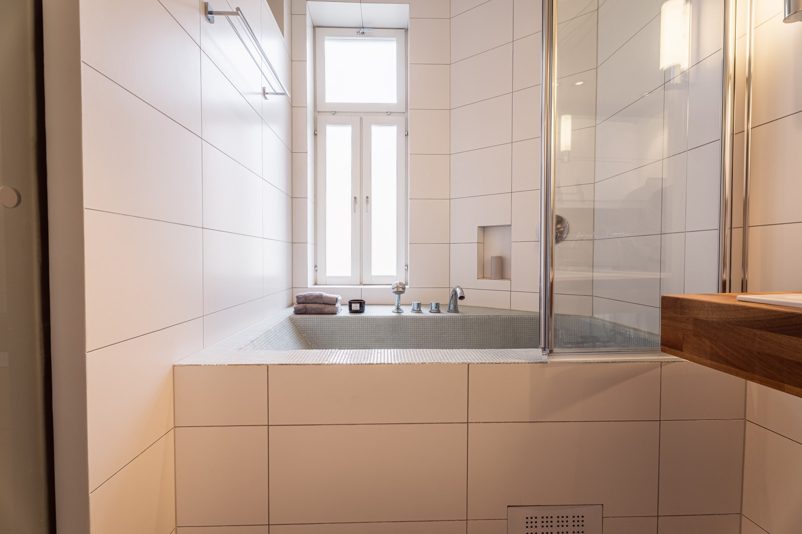 Det store badekaret er plassert lyst og luftig under vinduet, perfekt for en rolig stund. Galleribilde