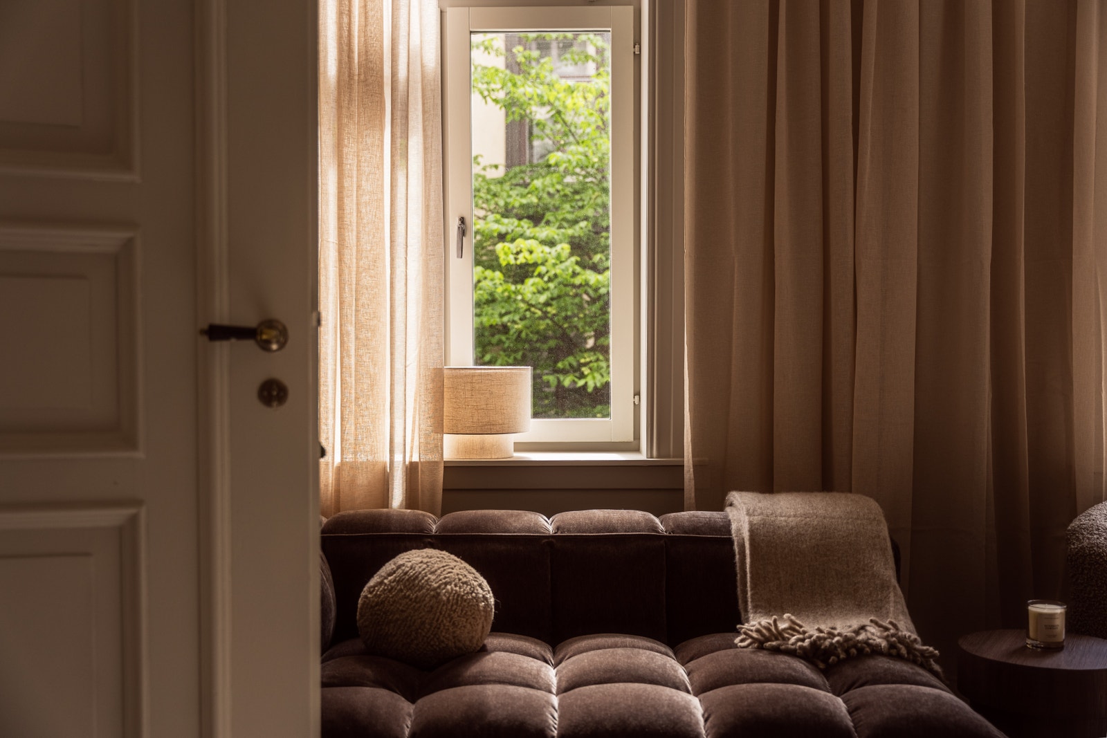 Store vindusflater slipper inn rikelig med dagslys. Galleribilde