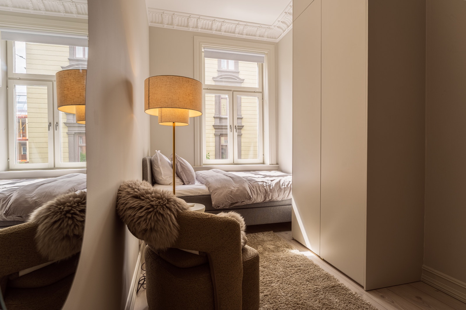 Soverom 01: Utstyrt med kontinentalseng, gulvteppe, integrert garderobeskap, samt smart lysstyring. Galleribilde