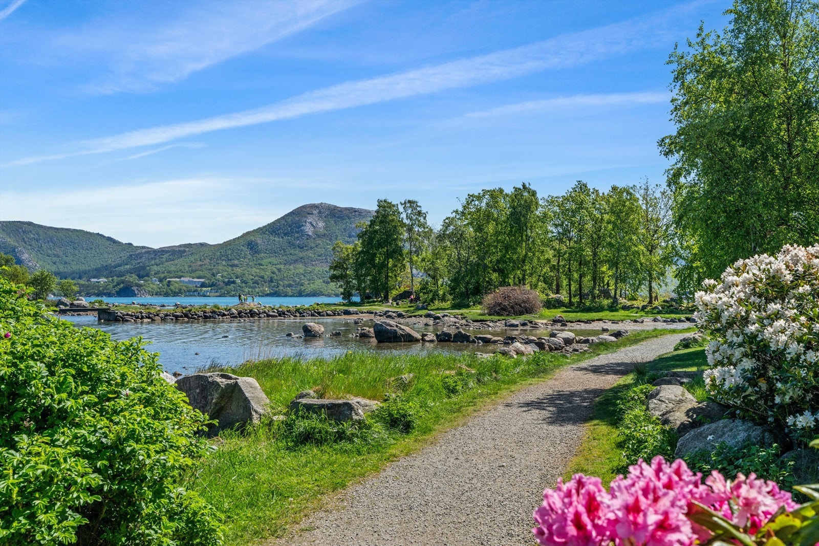 Nydelige turområder er like ved og vil garantert falle i smak for de aktive sjeler.
Vi takker så mye for interessen i Sandholmveien 5 og Krogsveen Sandnes v / Tom Christer Hovde, ønsker velkommen til visning. Galleribilde