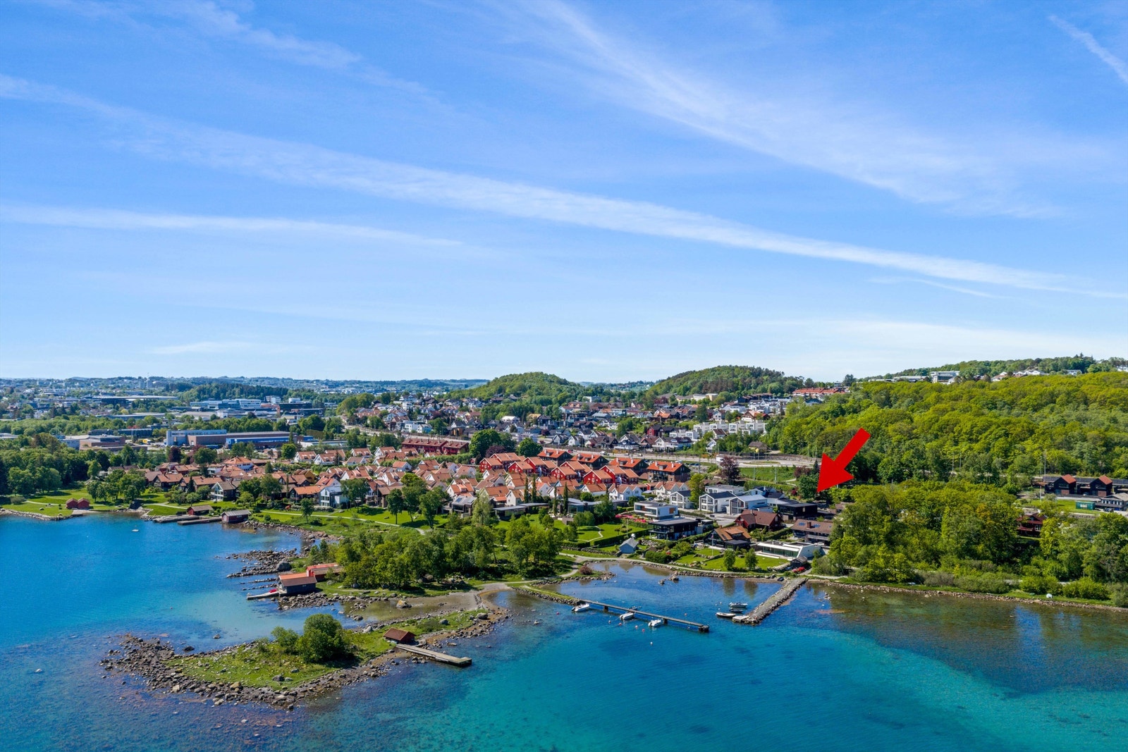 Høydefoto med pil mot boligen. Galleribilde