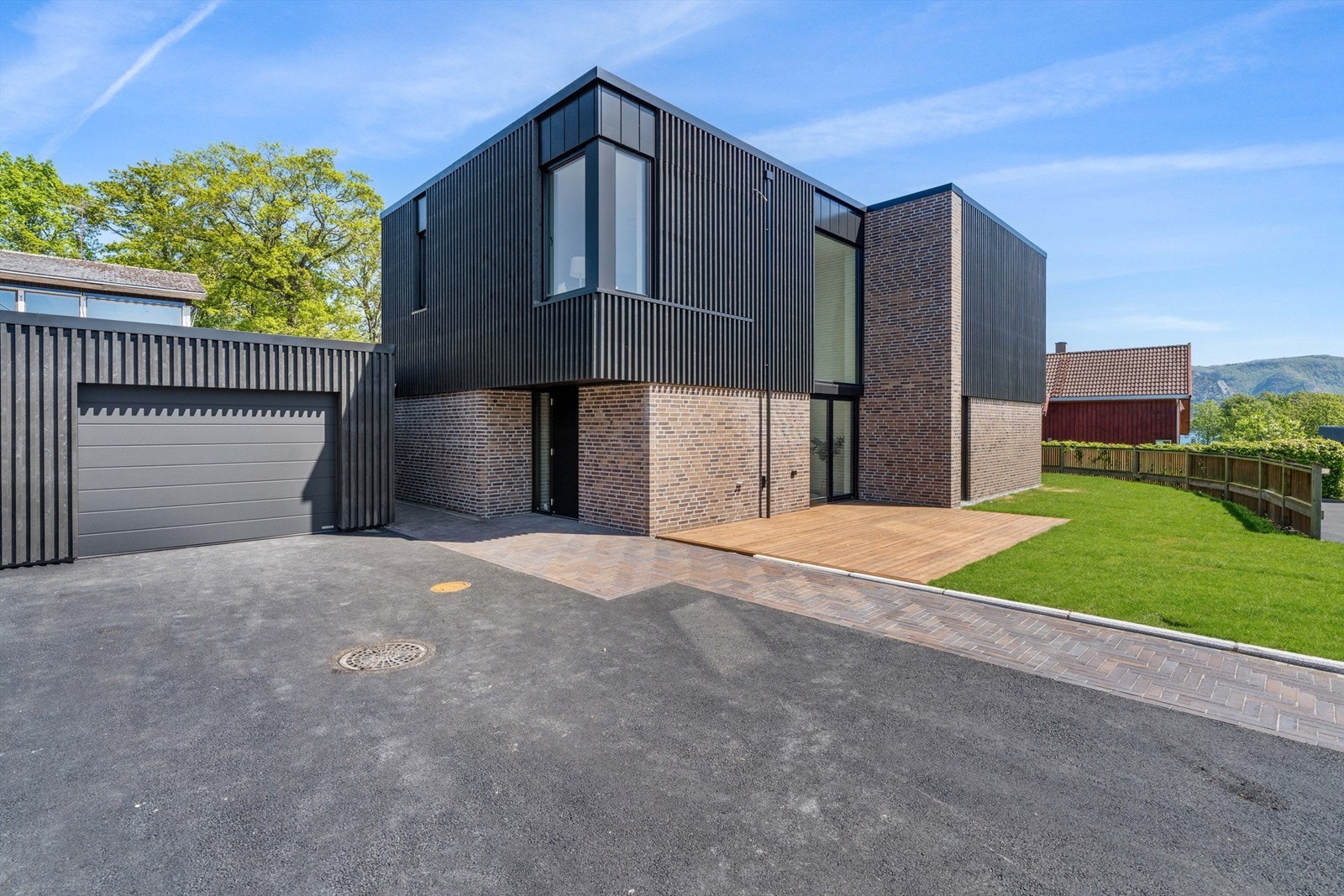 Huset har et stilrent uttrykk og er tegnet av det anerkjente arkitektkontoret Sjo Fasting.
Deler av huset er forblendet med lekker dansk teglstein og det er ferdig opparbeidet uteareal på eiendommen.
Foto: Martin Nordbø Galleribilde