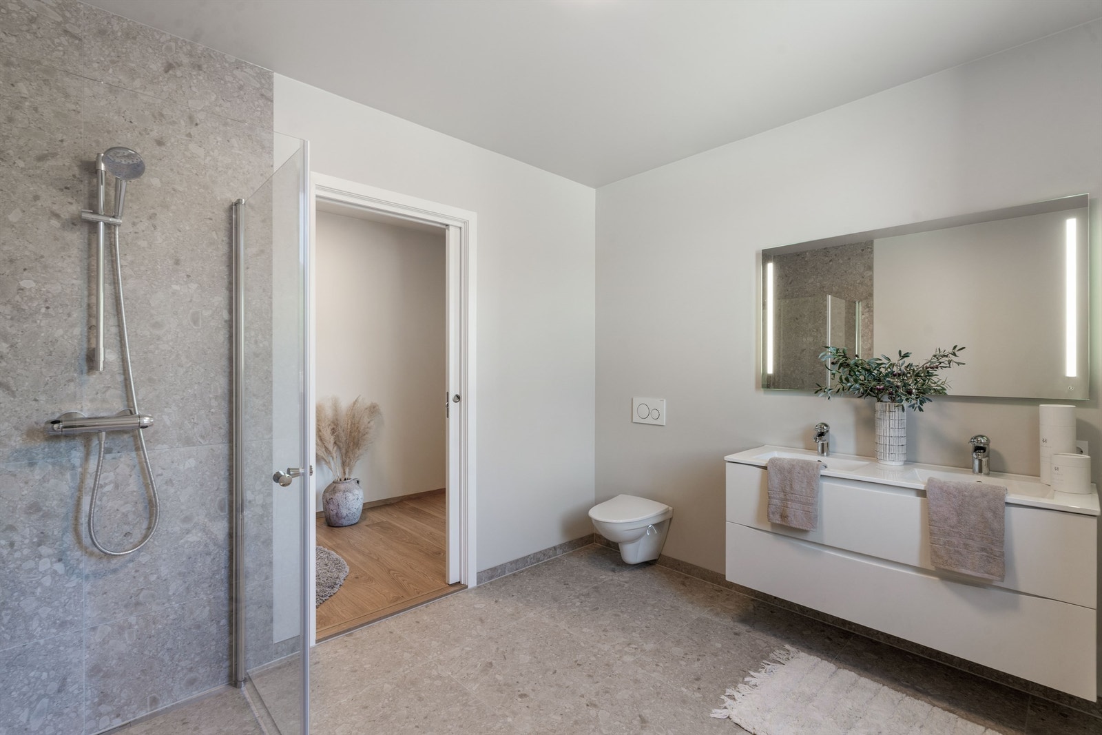 Badet oppe har dobbel servant og innredning fra Vikingbad, stort speil med integrert belysning og vegghengt wc. Galleribilde