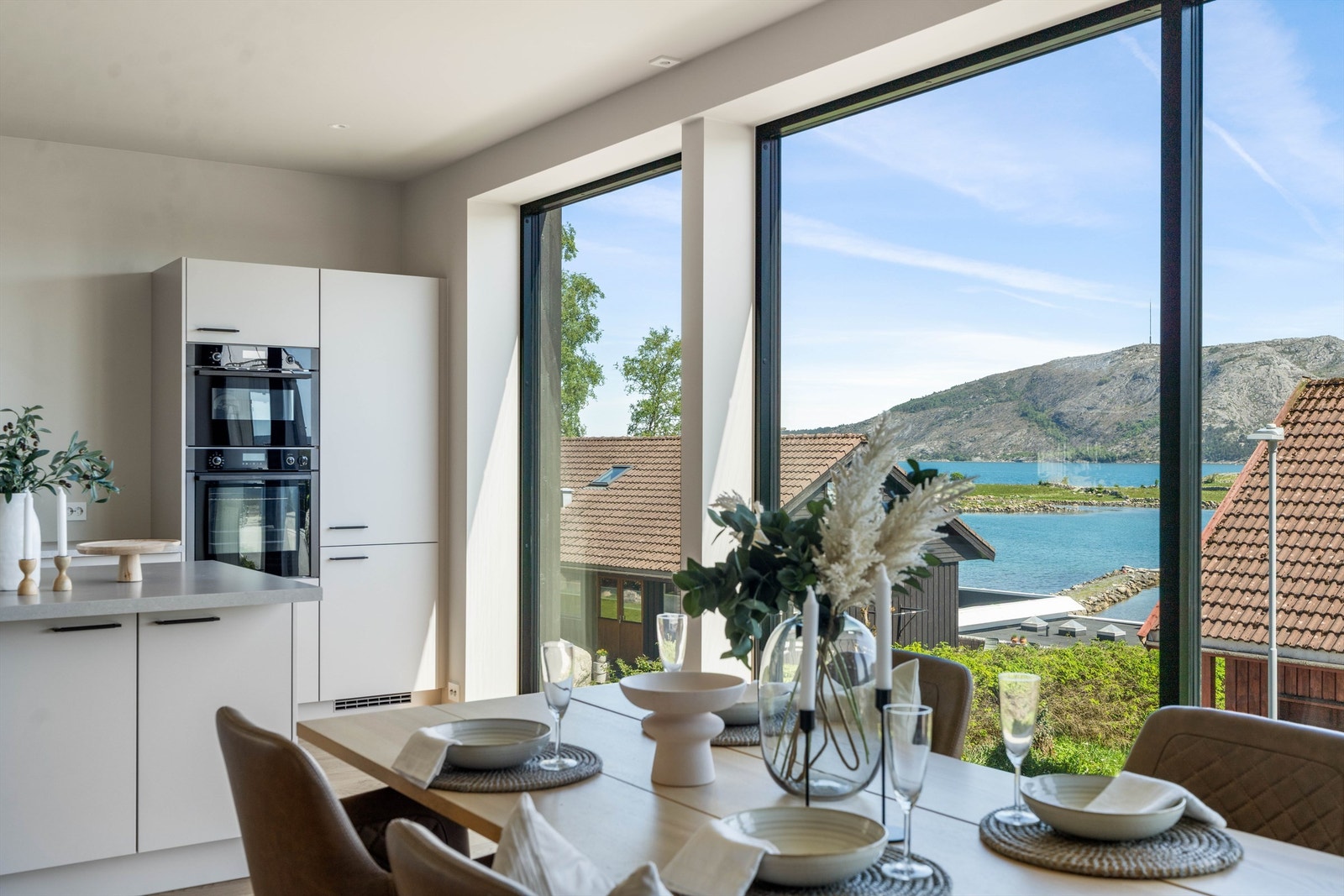 Stue / kjøkken har et herlig utsyn ned mot fjorden og omkringliggende fjell og natur. Denne kan nytes om man kokkelerer på kjøkkenet, nyter et godt måltid med familie og venner eller nyter en rolig filmkveld i sofaen. Galleribilde